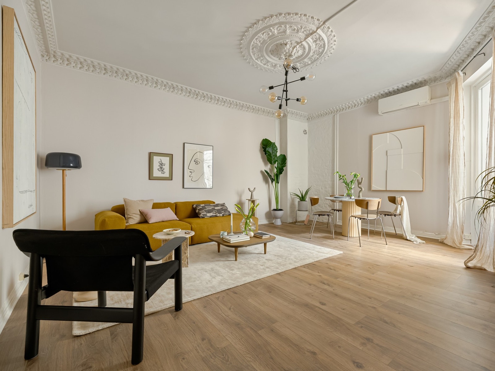 Det er og en generøs og god takhøyde her som gir en luftig romfølelse. Galleribilde