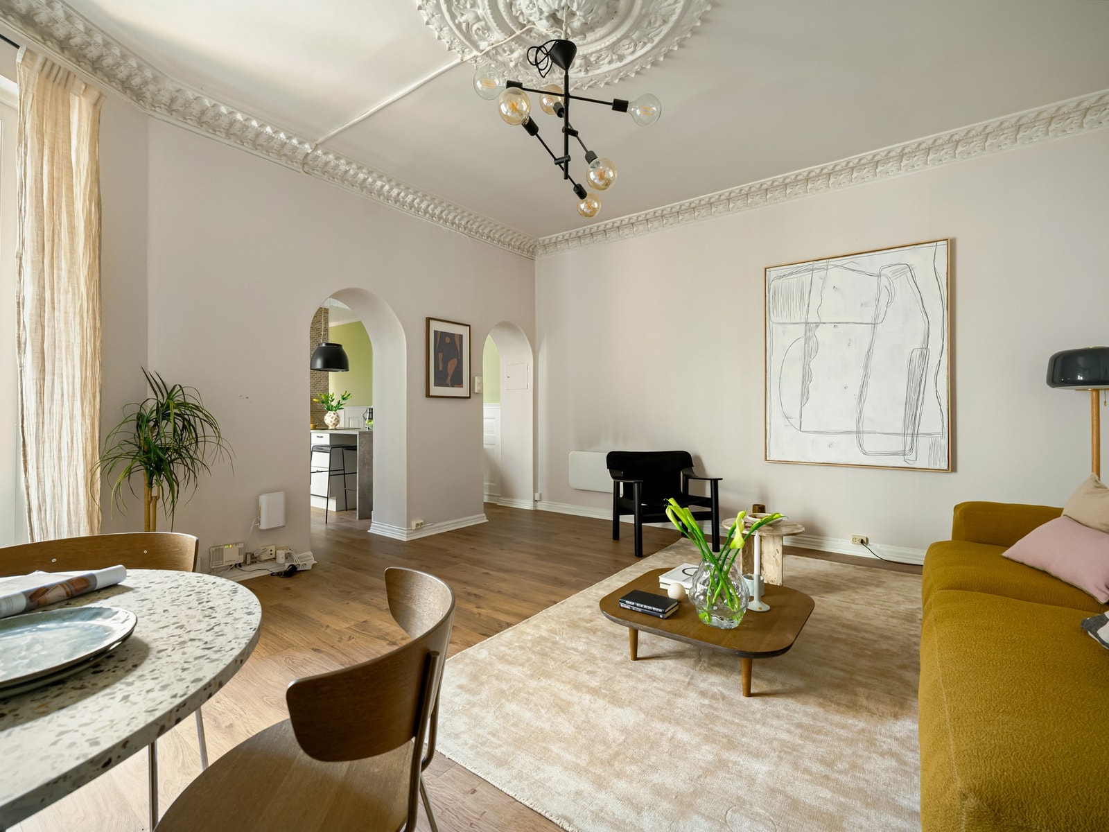 Rommet er av god størrelse og du får fint plass til både spisebord og sofagruppe. Galleribilde