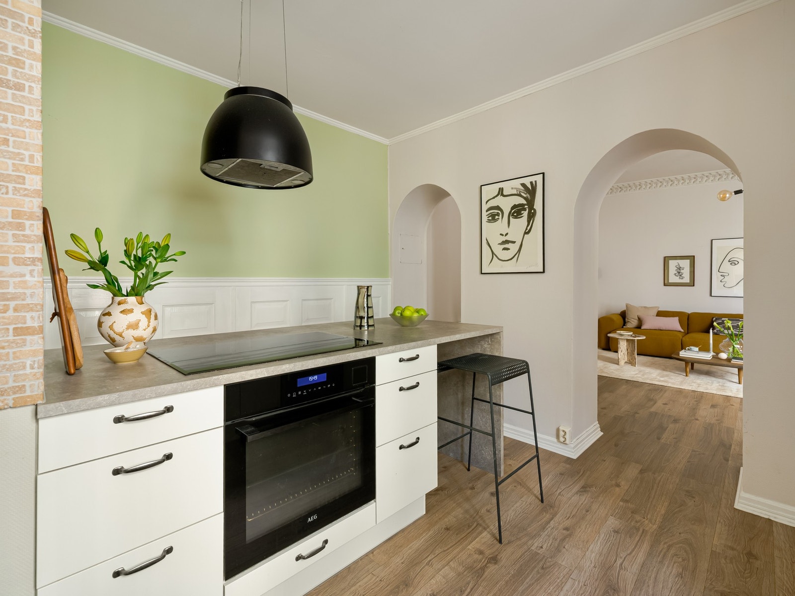 Det er en praktisk og fin halvøy med bar løsning på enden, perfekt for deg som liker å kokkelere for gjestene. Galleribilde