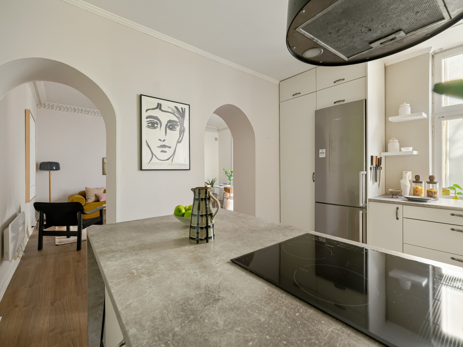 De fine buegangene gir en naturlig sammenheng mellom stuen og kjøkkenet. Galleribilde