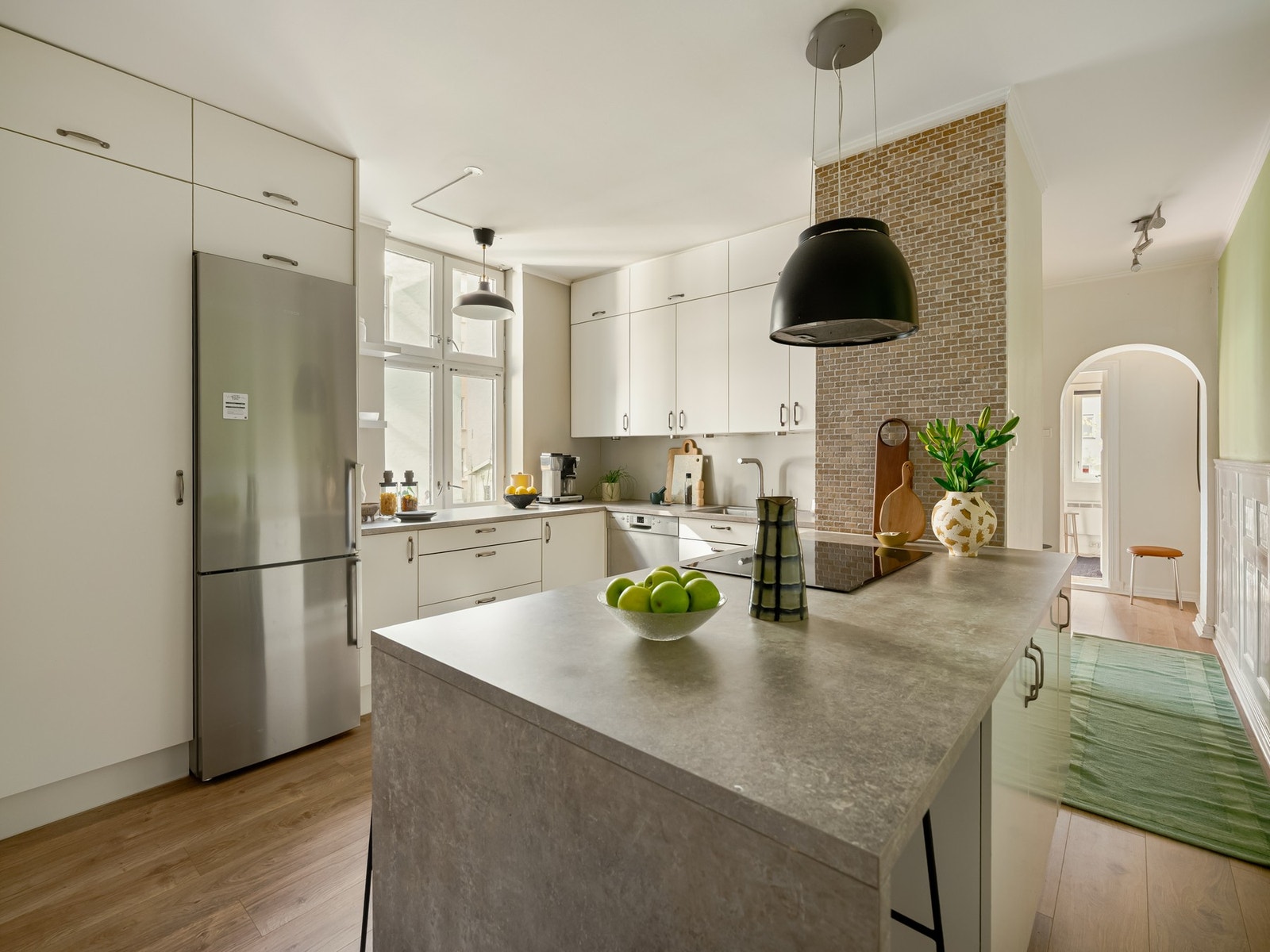 Her bugner det altså av skap og benkeplass! Galleribilde