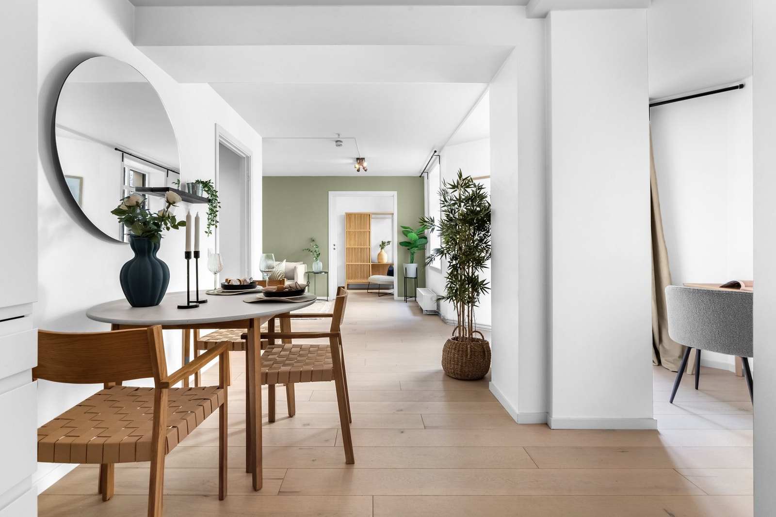 Kjøkkenet er i åpen løsning, som gir leiligheten en luftig og sosial følelse. Galleribilde