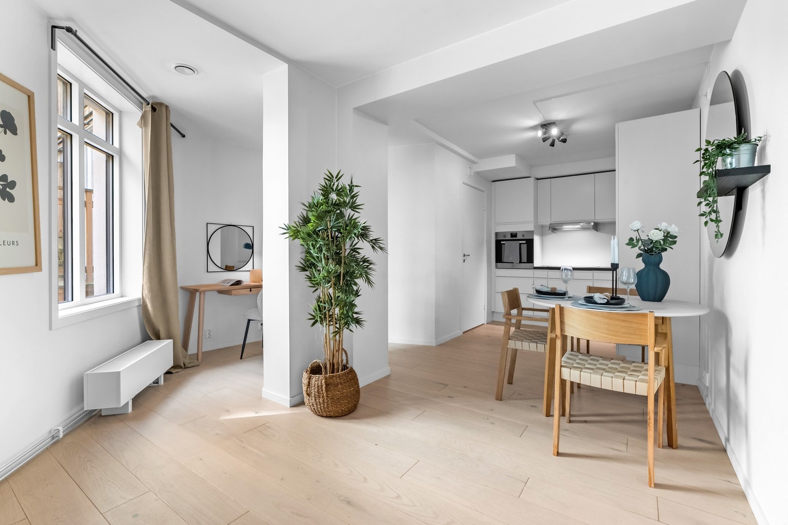 Delvis avskilt hjørne/alkove ved kjøkken gir mange muligheter til kreativ innredning. Galleribilde