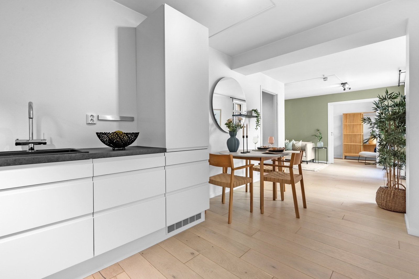 Kjøkkenet har alt du trenger av integrerte hvitevarer. Galleribilde