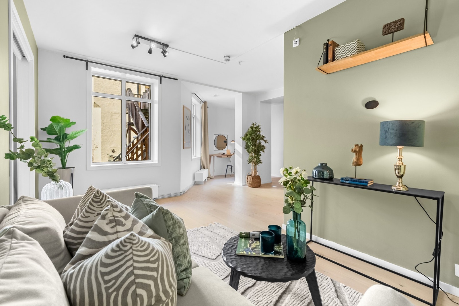 Trivelig hjørne i stuen innredet som tv-stue. Galleribilde