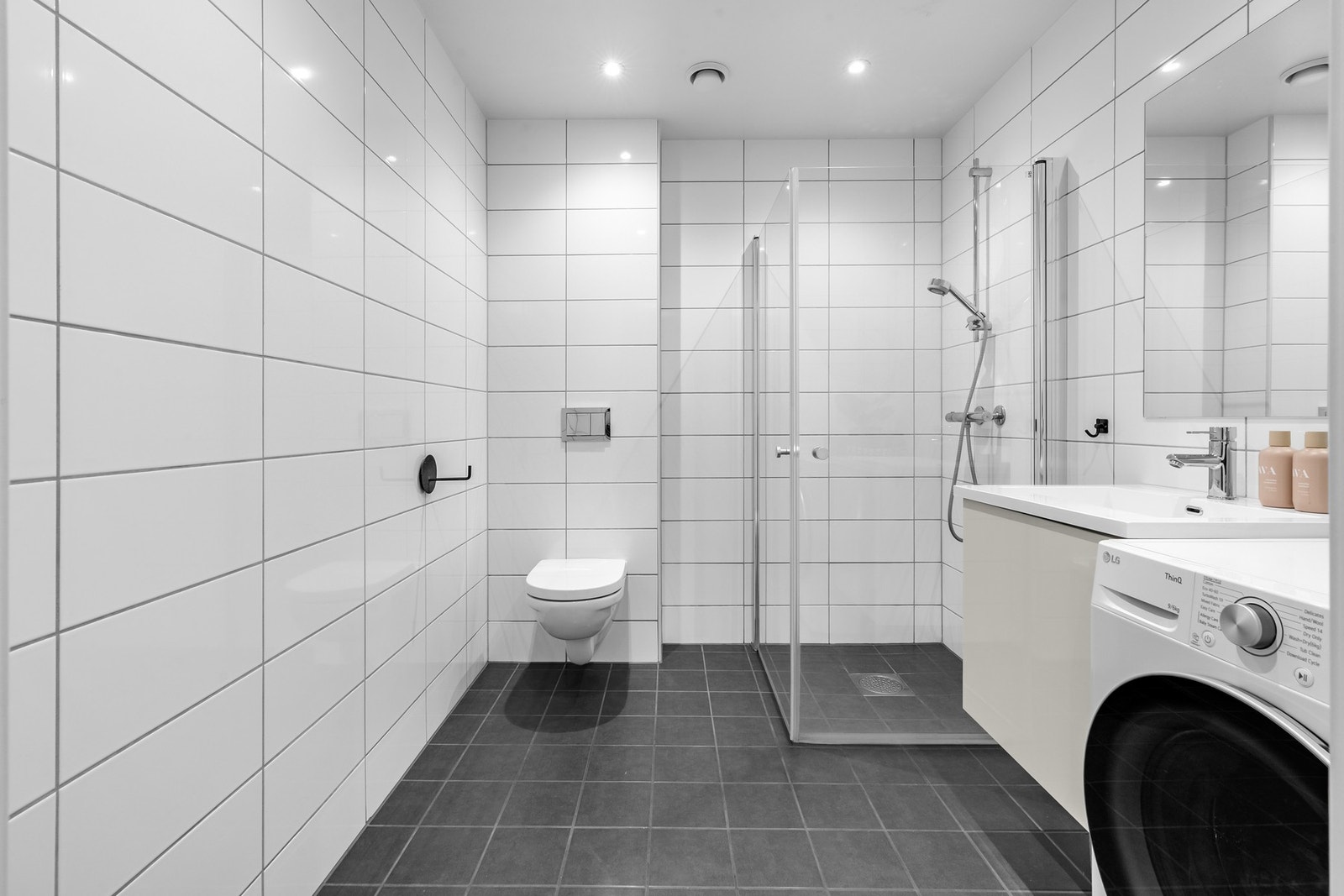 Flislagt baderom fra 2018. Gulvvarme og opplegg for vaskemaskin. Galleribilde