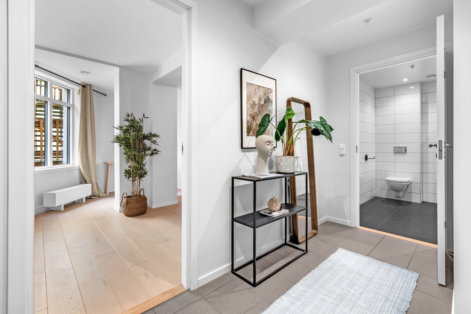 Flislagt entré/gang med plass til garderobeløsning. Galleribilde