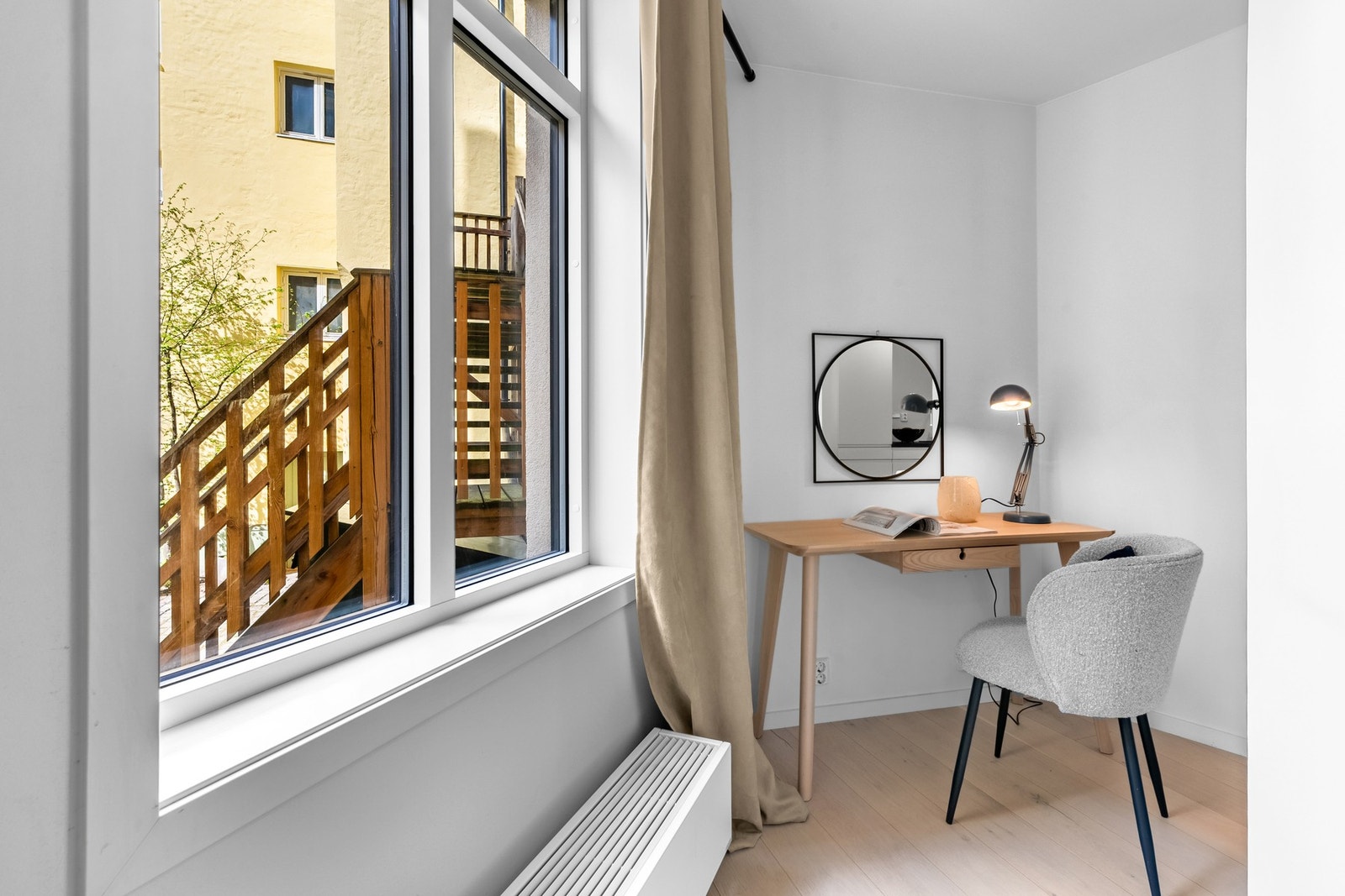 Leiligheten har store moderne tre-lags vinduer som slipper inn naturlig lys. Galleribilde