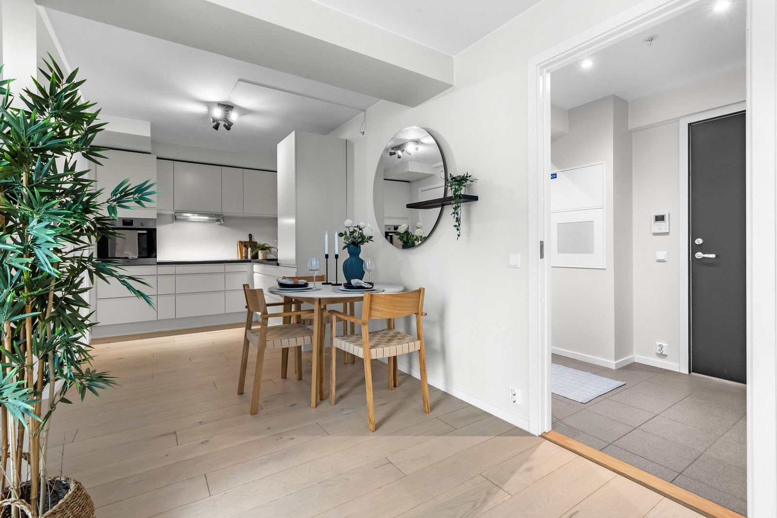 Gulvflater er belagt med parkett i stue/kjøkken og soverom. Galleribilde