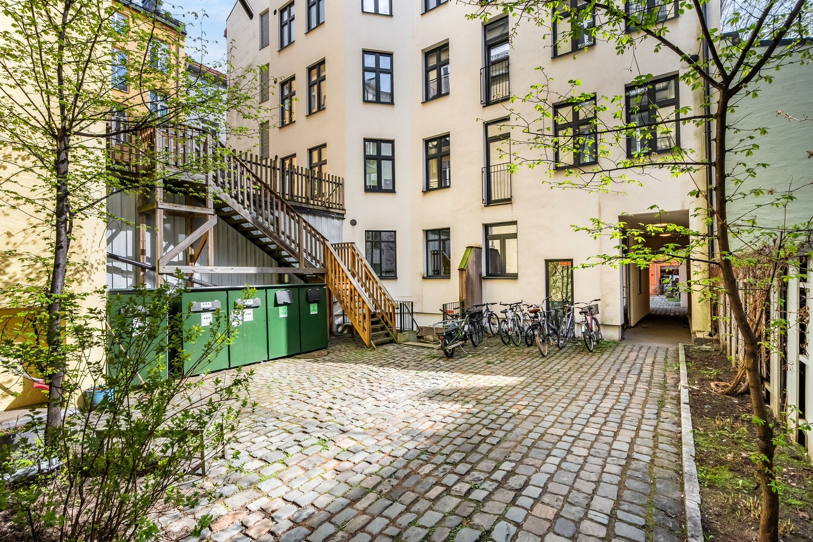Sykkelparkering i stor, privat og rolig bakgård. Galleribilde