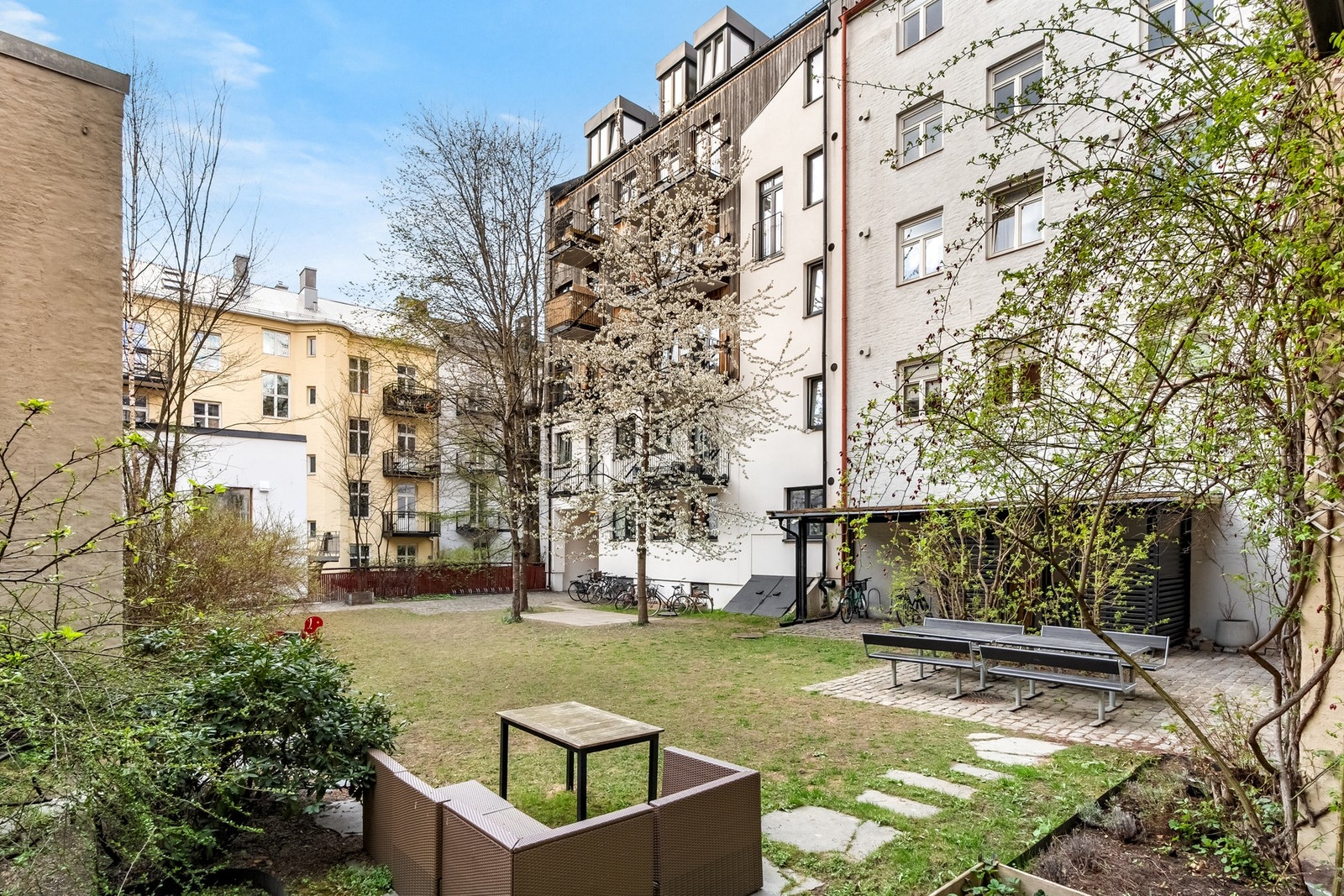 Bakgård. Galleribilde