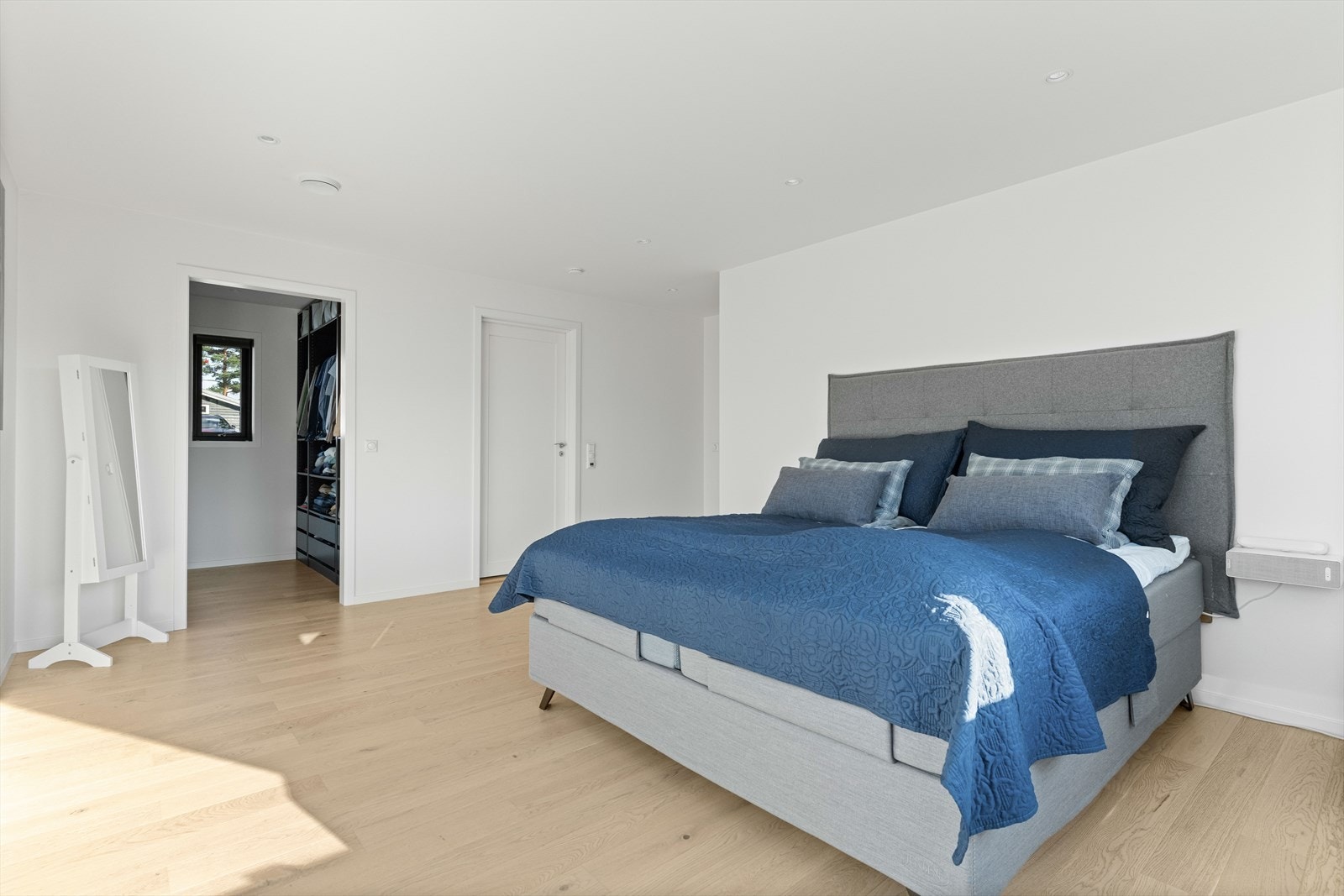 Hovedsoverommet har også adkomst til eget bad, samt en praktisk garderobe. Galleribilde