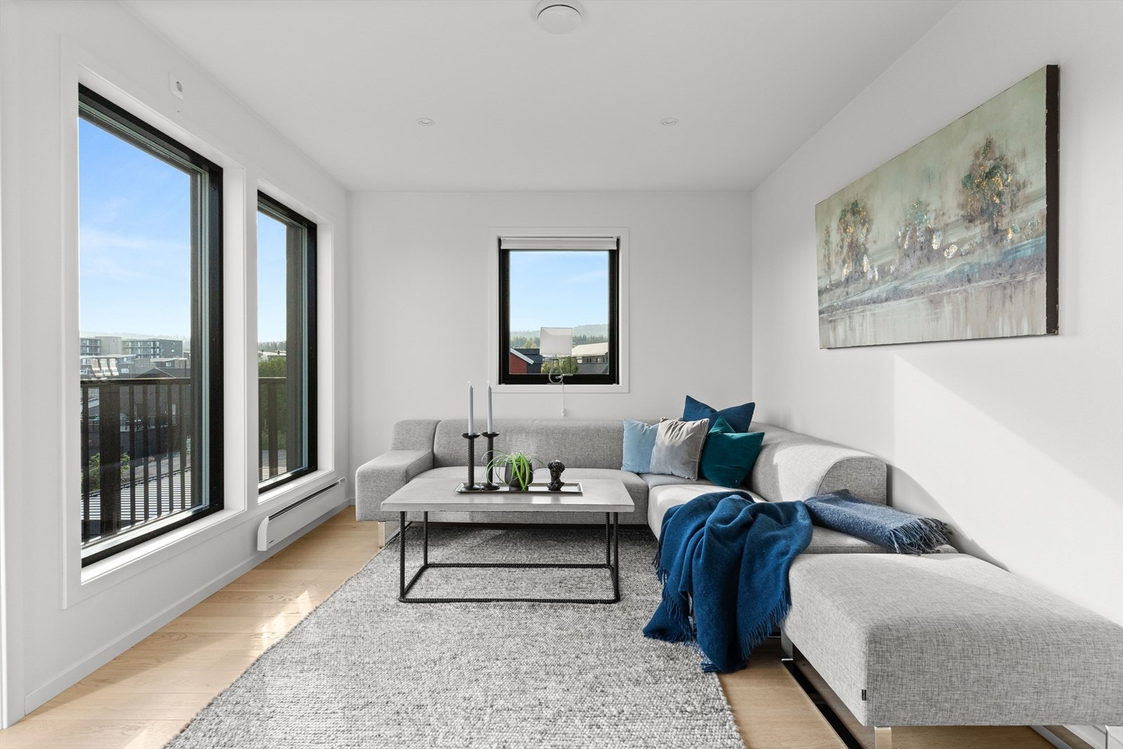 Stuen i andre etasje er et koselig og fleksibelt rom med plass til blant annet sofa og TV, ideelt som et ekstra oppholdsrom. Rommet er perfekt for barna, gjester, eller for å trekke seg tilbake og nyte litt ekstra plass. Galleribilde