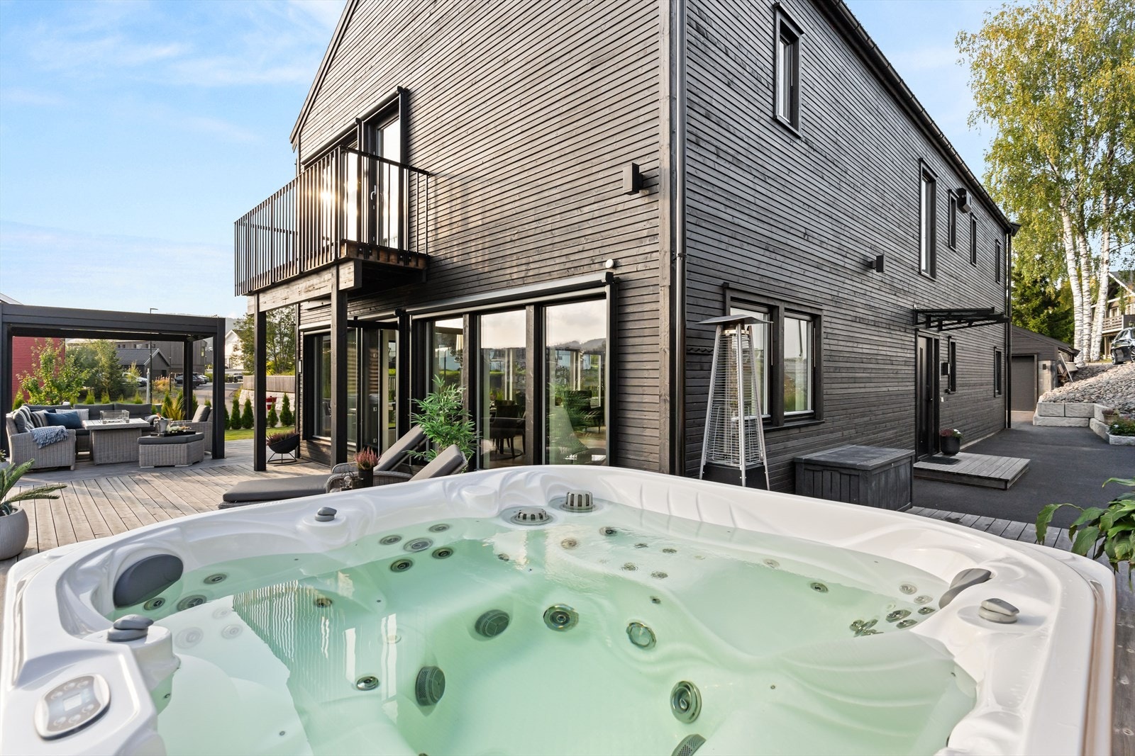 I tillegg er boligen utstyrt med en jacuzzi som gir muligheten til å nyte avslappende stunder utendørs, uansett årstid. Galleribilde