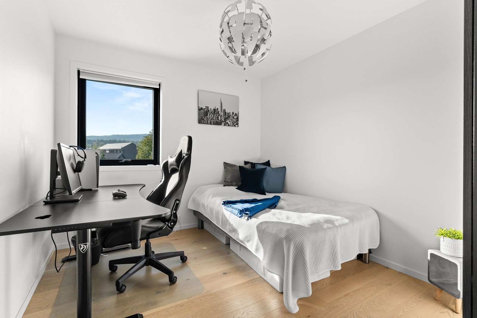 Her har man også god plass til seng, nattbord, garderobe og tilhørende møbler. Galleribilde