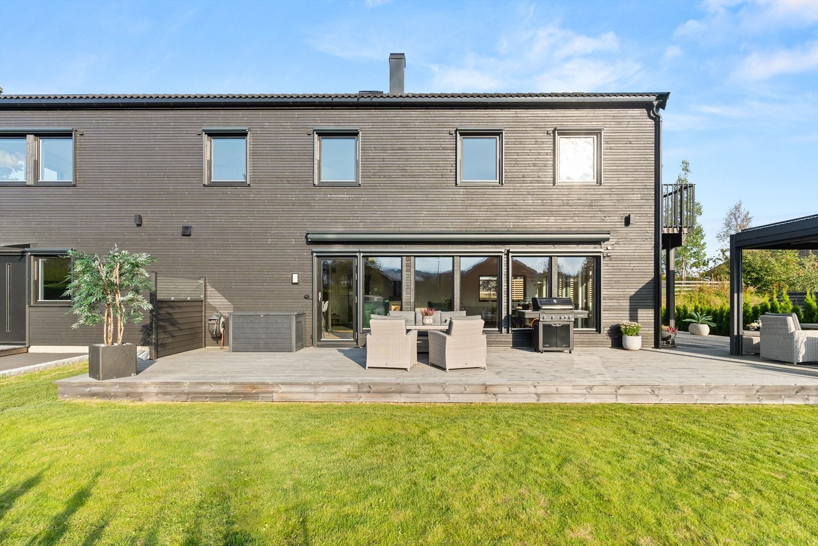 Uteplassen er også oppgradert med en stor og praktisk markise. Galleribilde