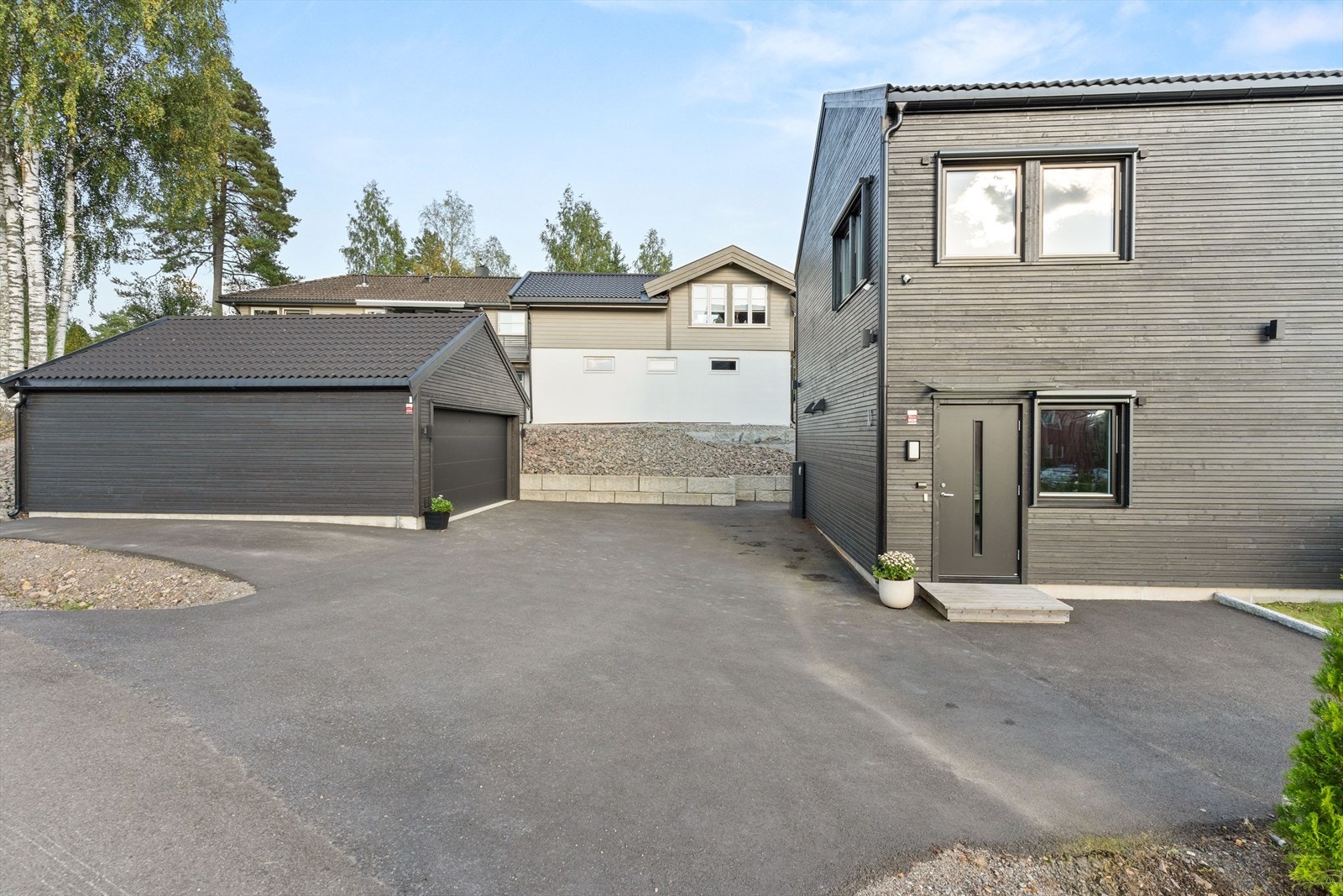 La oss ta turen ut igjen! Her befinner nemlig blant annet boligens garasje seg. Garasjen har plass til én bil, og gårdsplassen har plass til 4 biler ute. Galleribilde