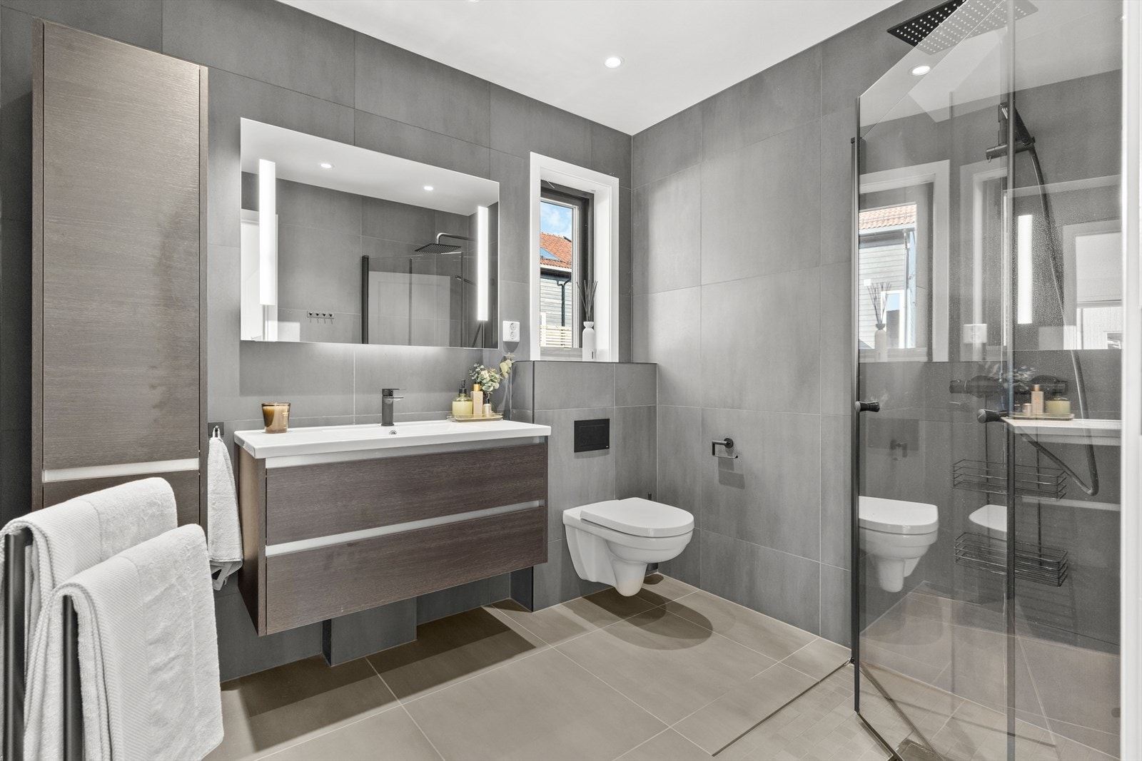 Badet med adkomst fra hovedsoverommet er av samme moderne stil som hovedbadet. Innredningen består av nedsenket servant, 1-greps blandebatteri, og speil med innebygd LED-lys på vegg. Det er vegghengt toalett og nedsenket dusjhjørne med regnfallsdusj. Galleribilde