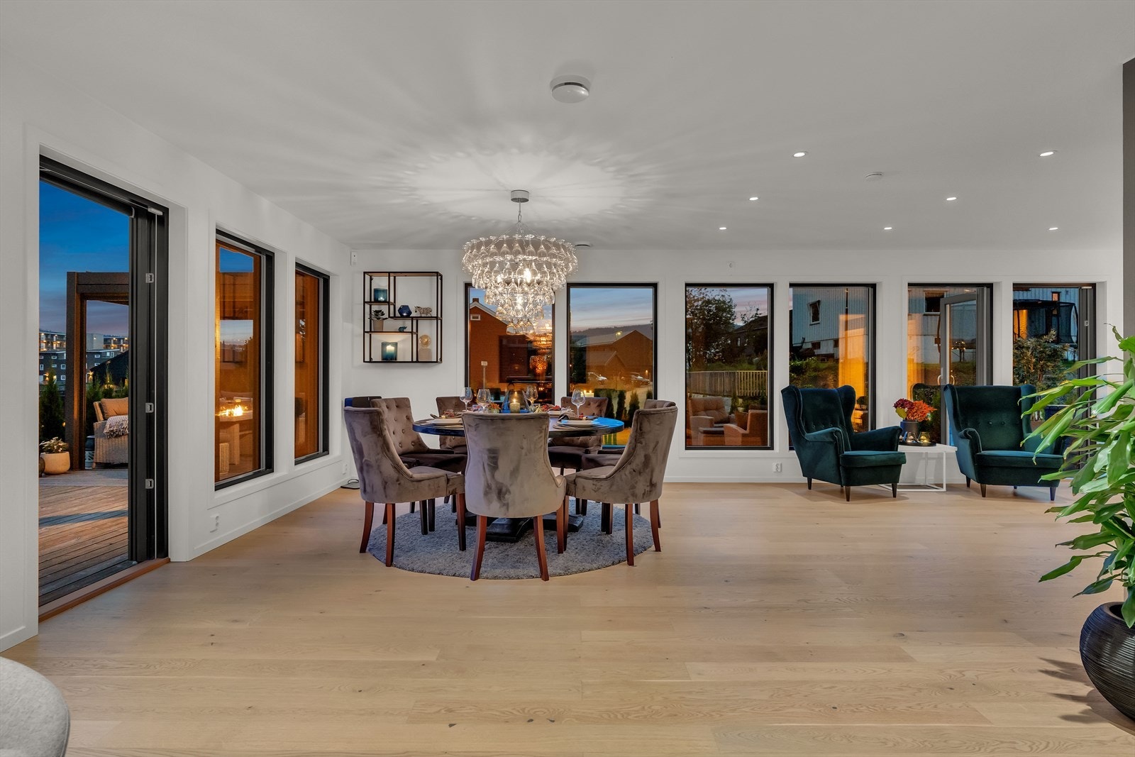 Legg også merke til at det er mye luft mellom både spisestue og sofagruppe, samt god gulvplass mellom sonene. Galleribilde