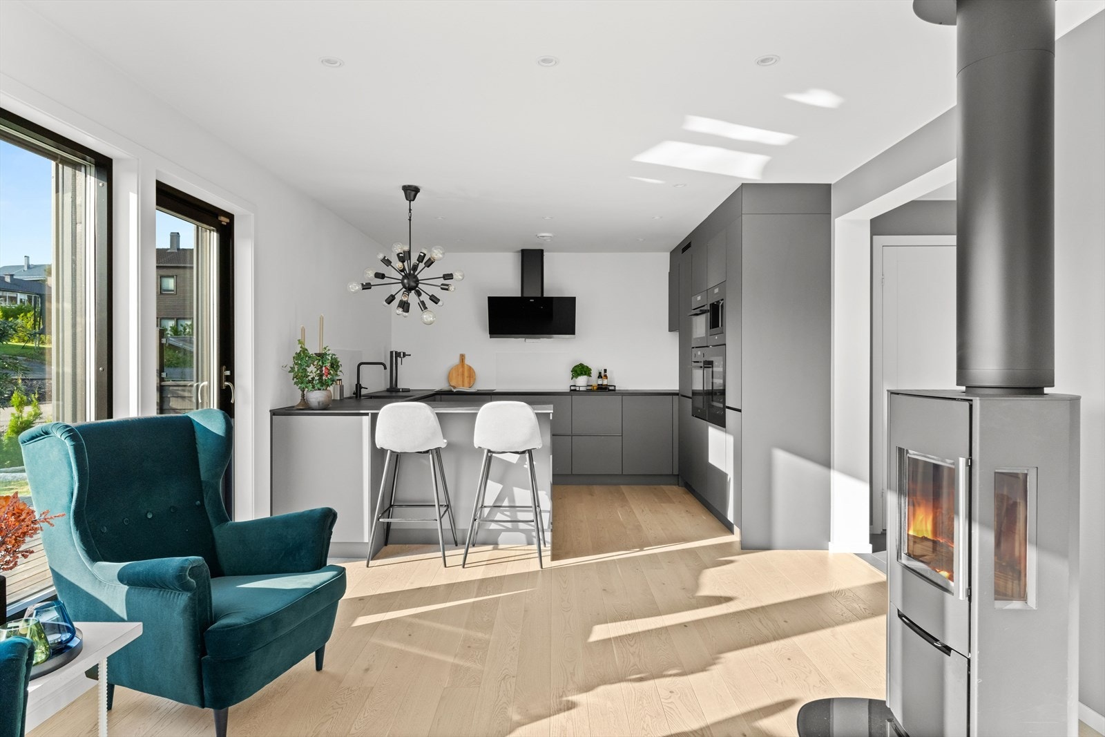 For et luftigere uttrykk er overskap i stor grad droppet til fordel for åpne flater og hyller, men det er likevel godt med både skap- og benkeplass på kjøkkenet. Galleribilde