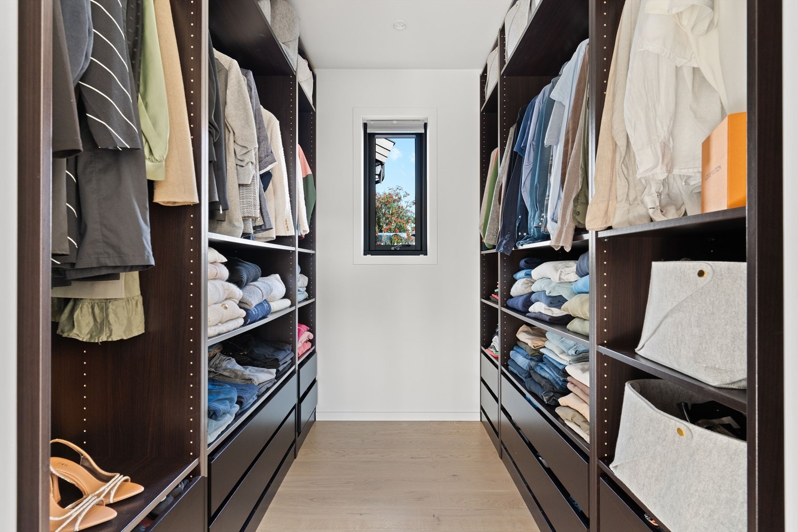 Garderoben er perfekt for ekstra oppbevaring! Garderoben er smart og funksjonelt delt i to soner, med en 'his and hers'-løsning som gir begge parter rikelig med plass og organisering. Galleribilde