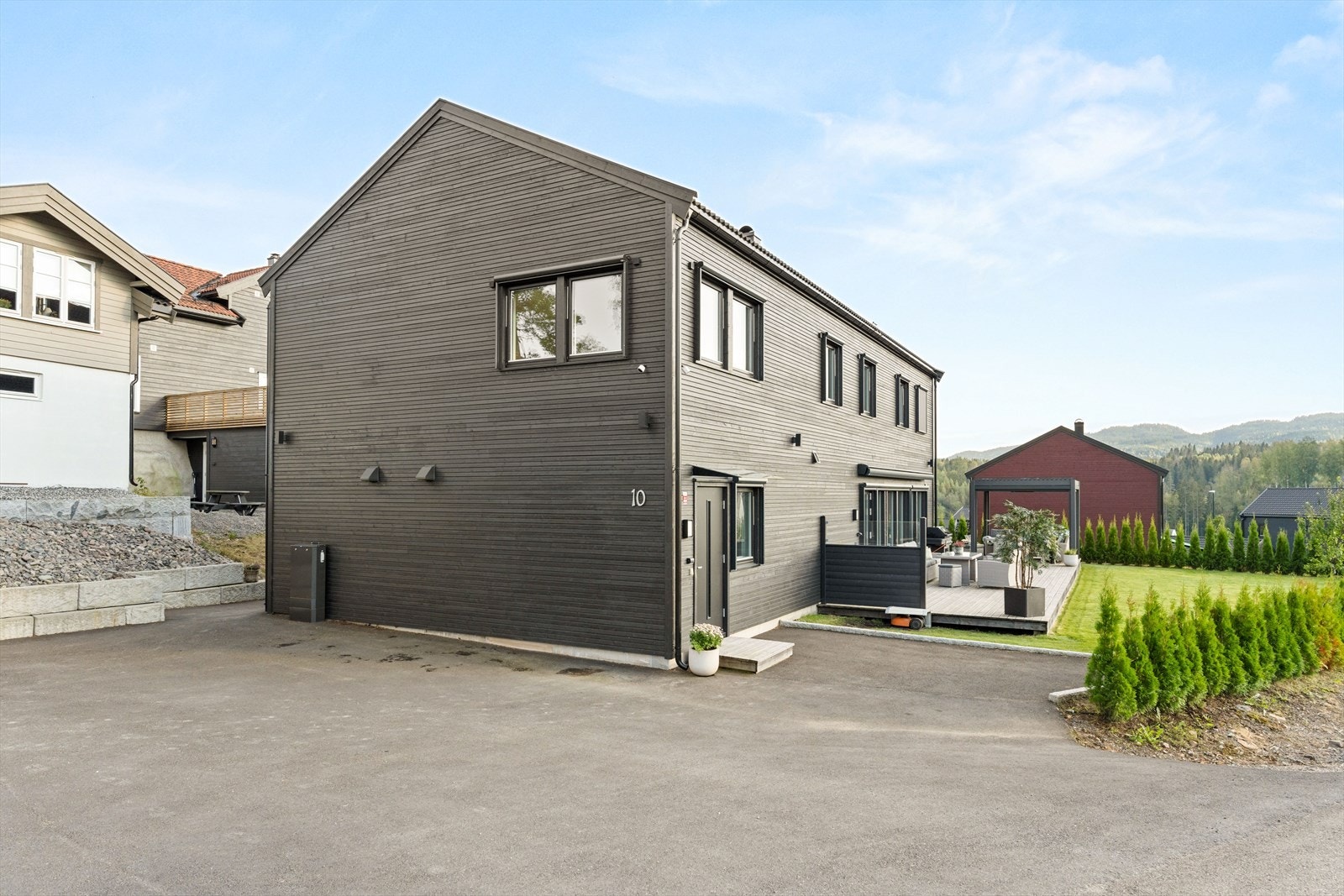 På fremsiden av boligen befinner også inngangen til hybelen seg! Galleribilde