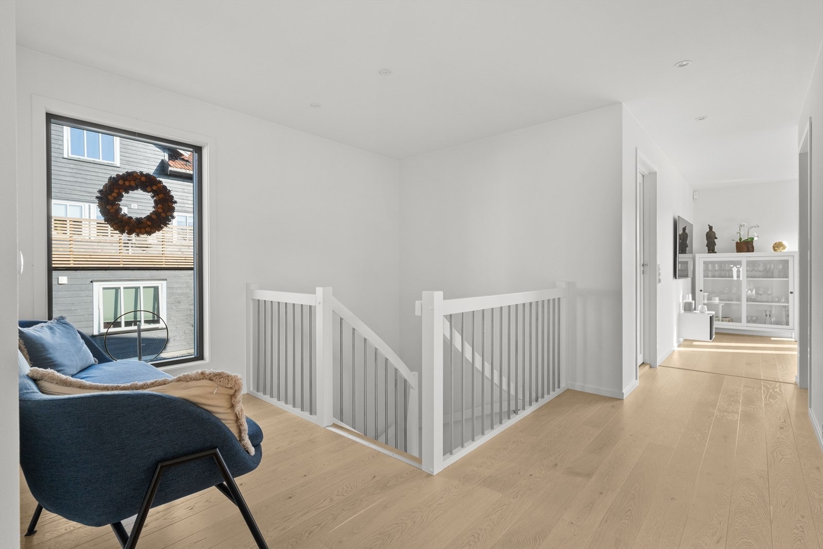 Fra gangen har man adkomst til 4 soverom, stue, bad og vaskerom! Galleribilde
