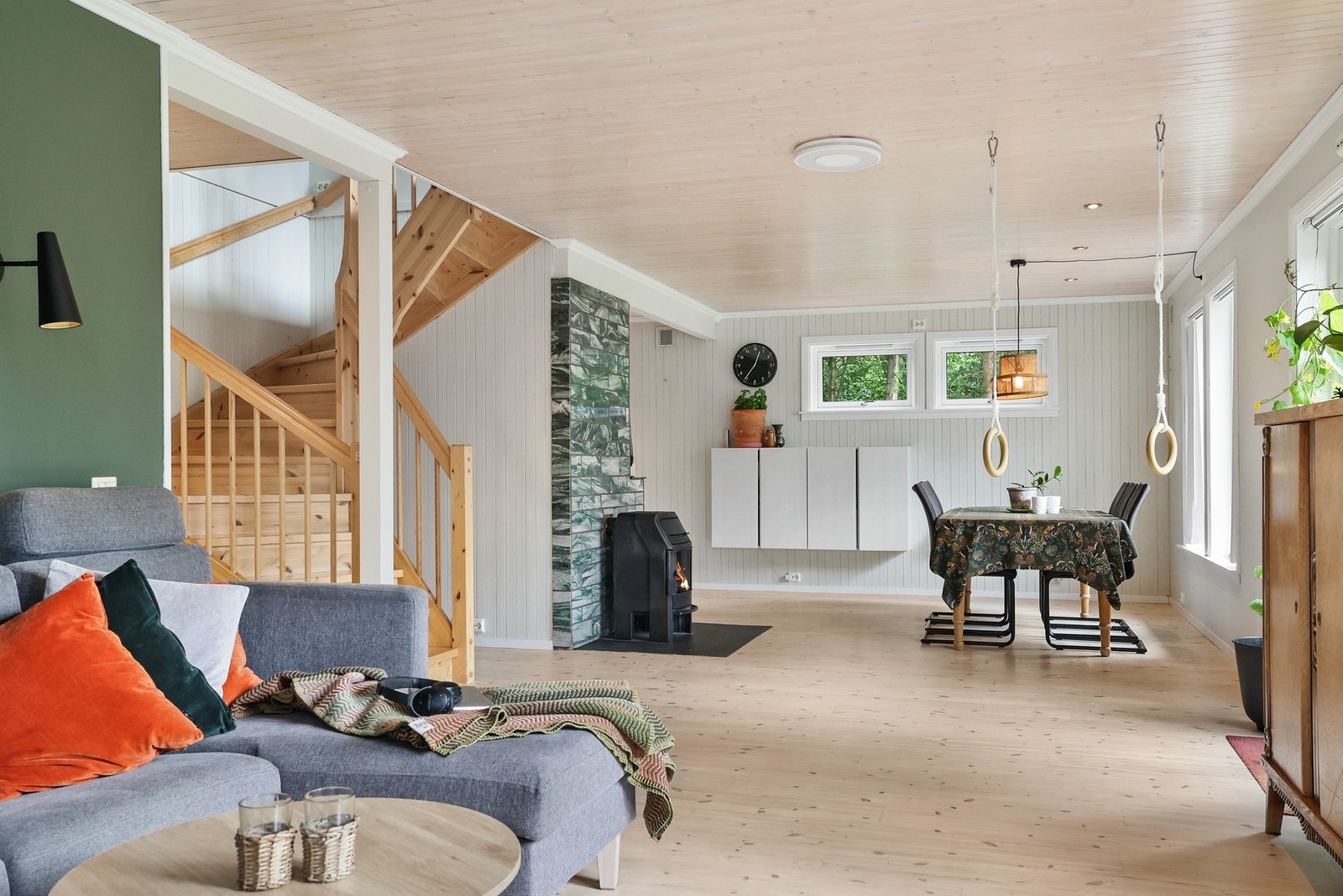 En moderne peisovn tilfører både varme og hygge, mens varmepumpen sørger for effektiv oppvarming. Galleribilde