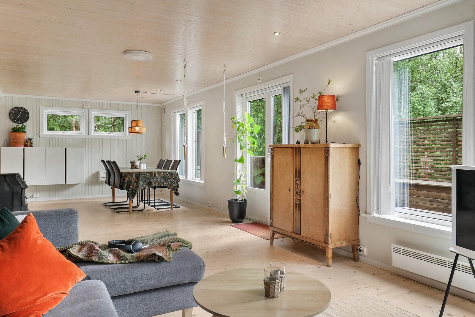 Fra stuen har du direkte utgang til en sørvendt markterrasse på ca. 65 m², som med sitt rekkverk og terrassebord blir et ideelt uterom for solrike dager og kveldsstunder. Galleribilde