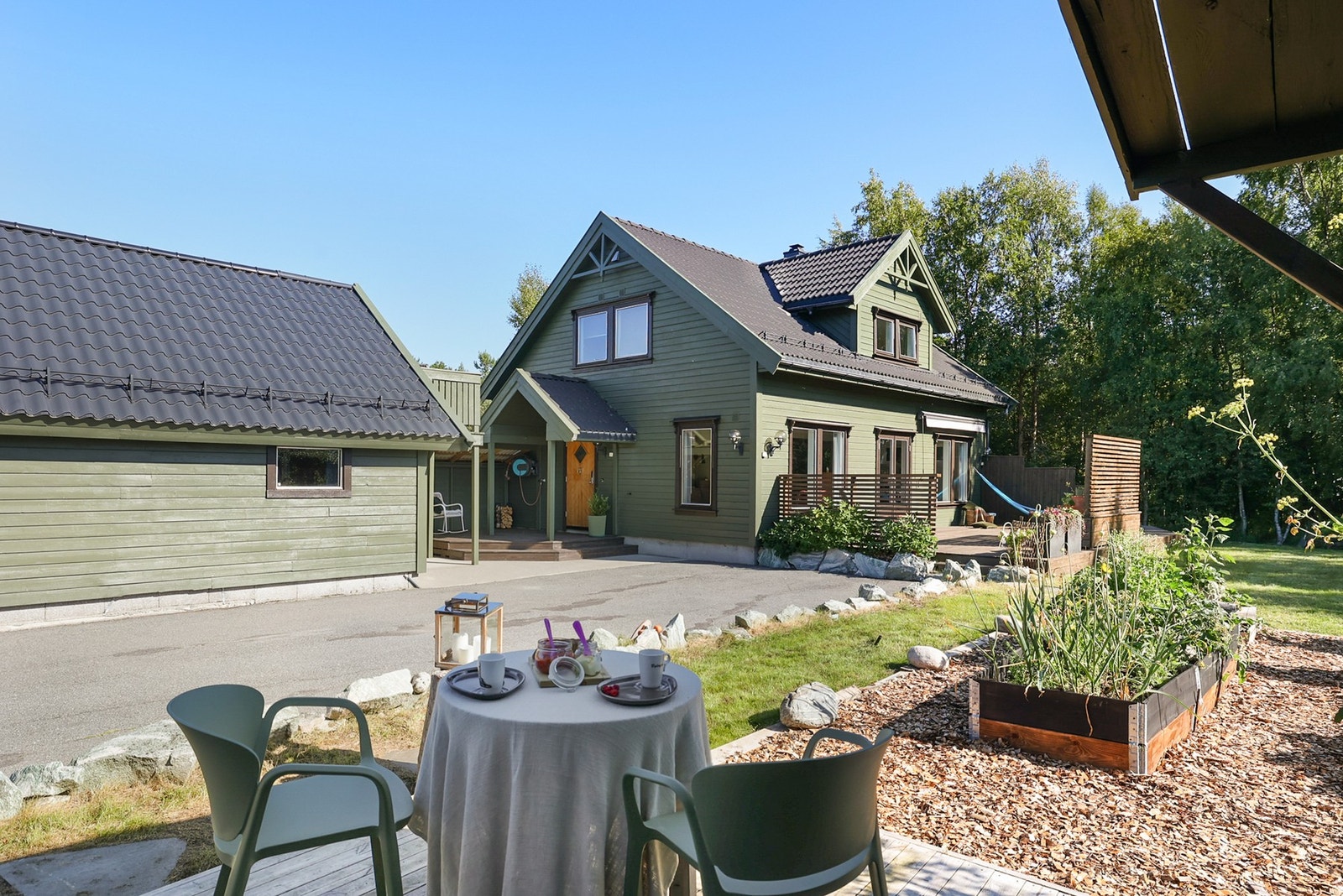 Boligen tilbyr på et flott og vedlikeholdt uteareal. Galleribilde