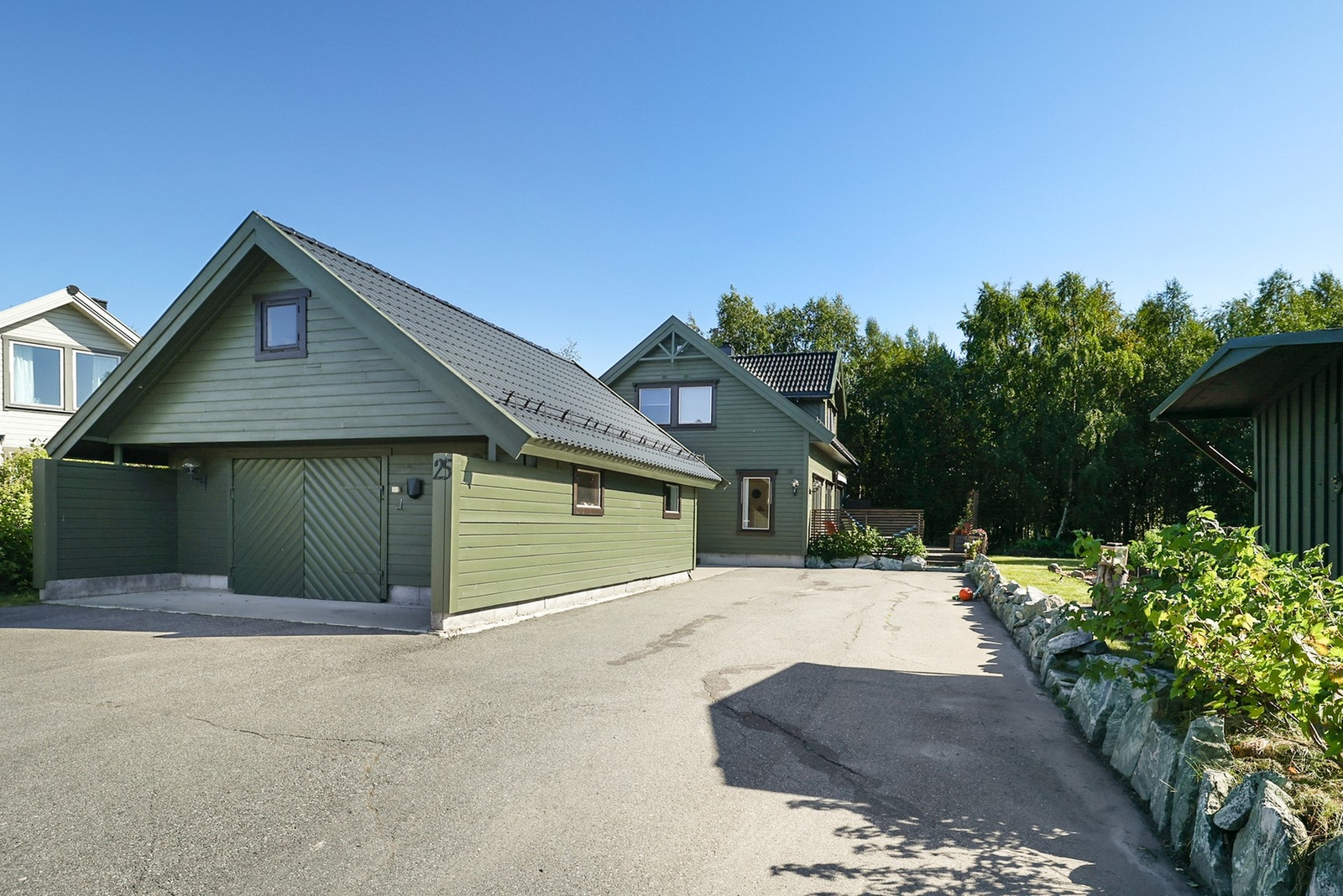 Boligen har garasje og gode parkeringsmuligheter på egen tomt. Galleribilde