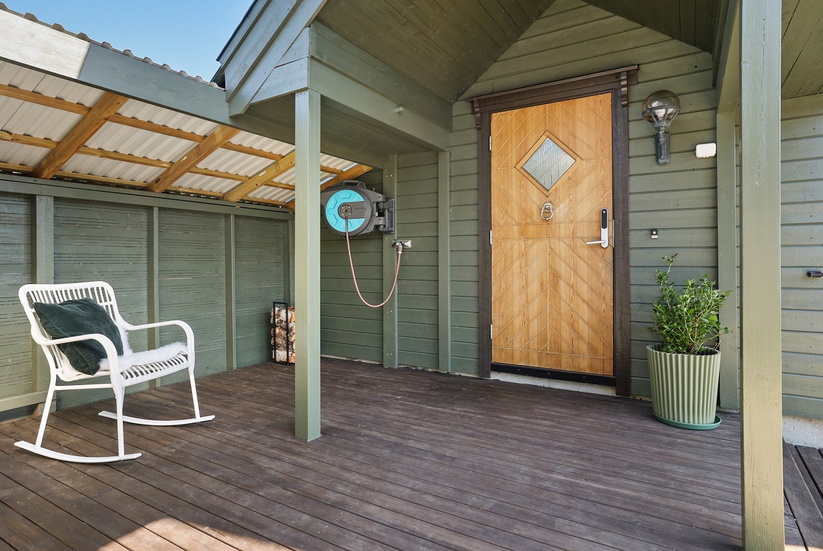 Inngangsparti med tak. Galleribilde