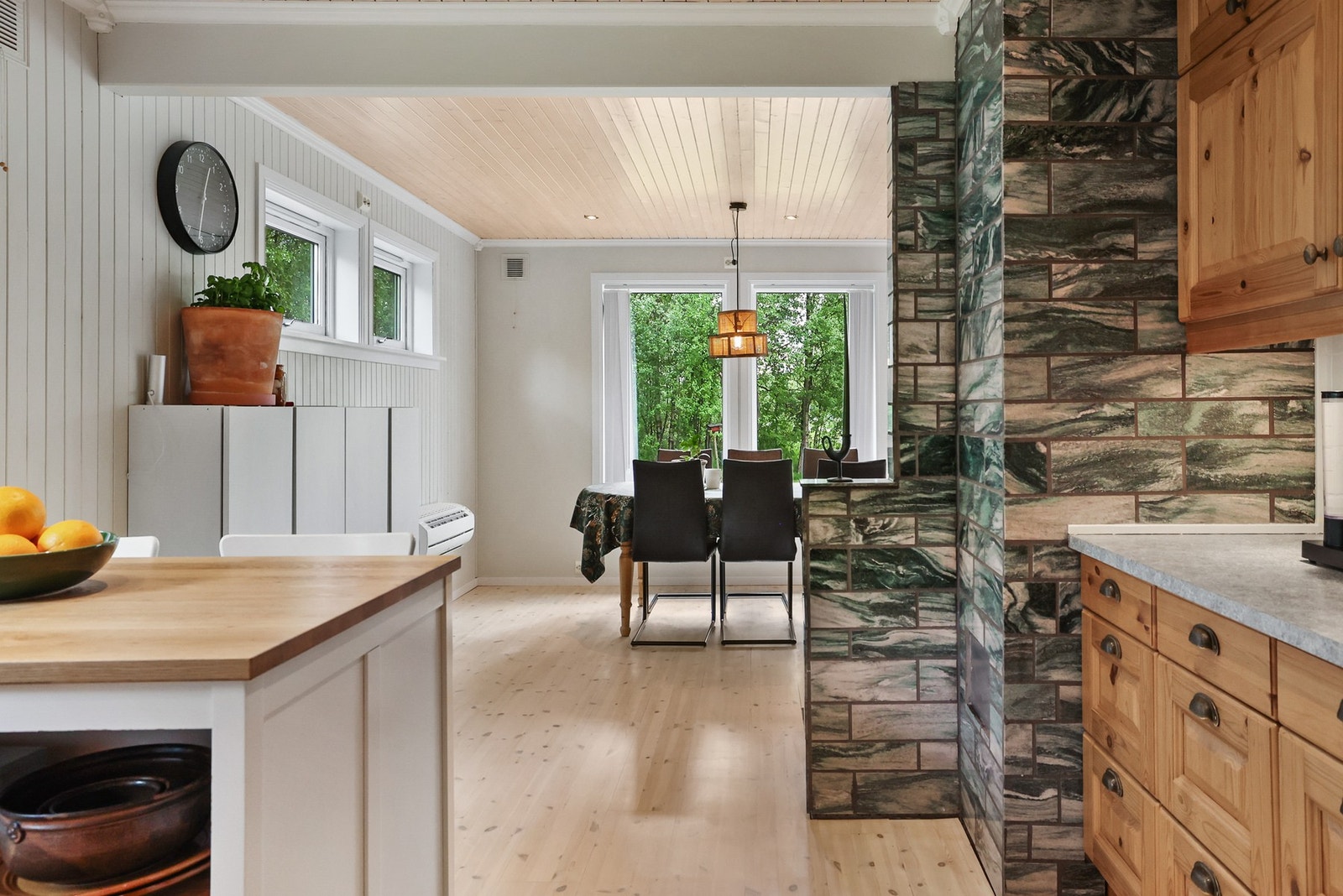 Den åpne løsningen gjør det enkelt å holde kontakten med gjester eller familie mens du lager mat. Galleribilde