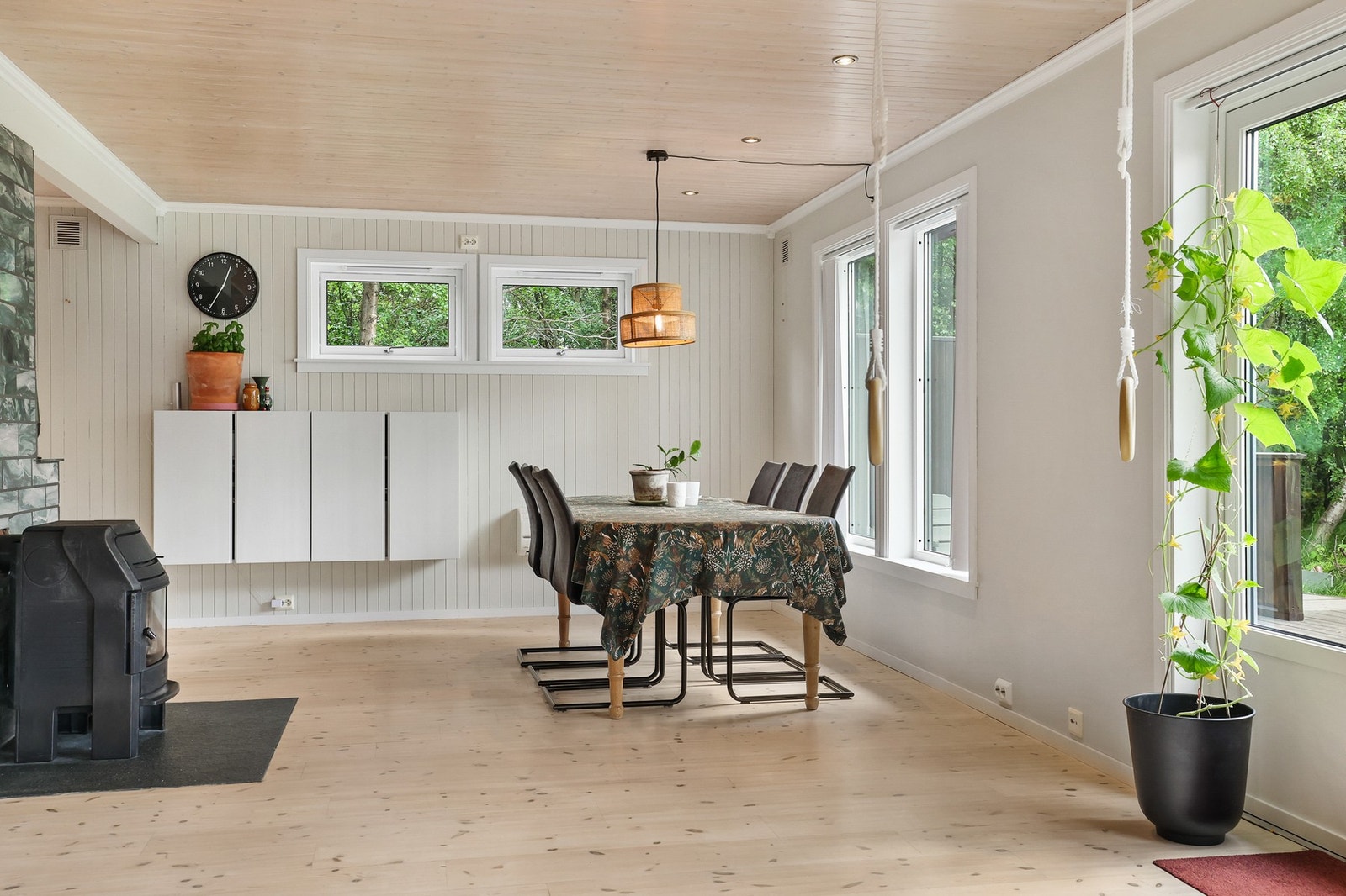 De lyse veggene og tregulvene, som er pusset og beiset i 2019, gir rommet en tidløs og elegant stil. Galleribilde