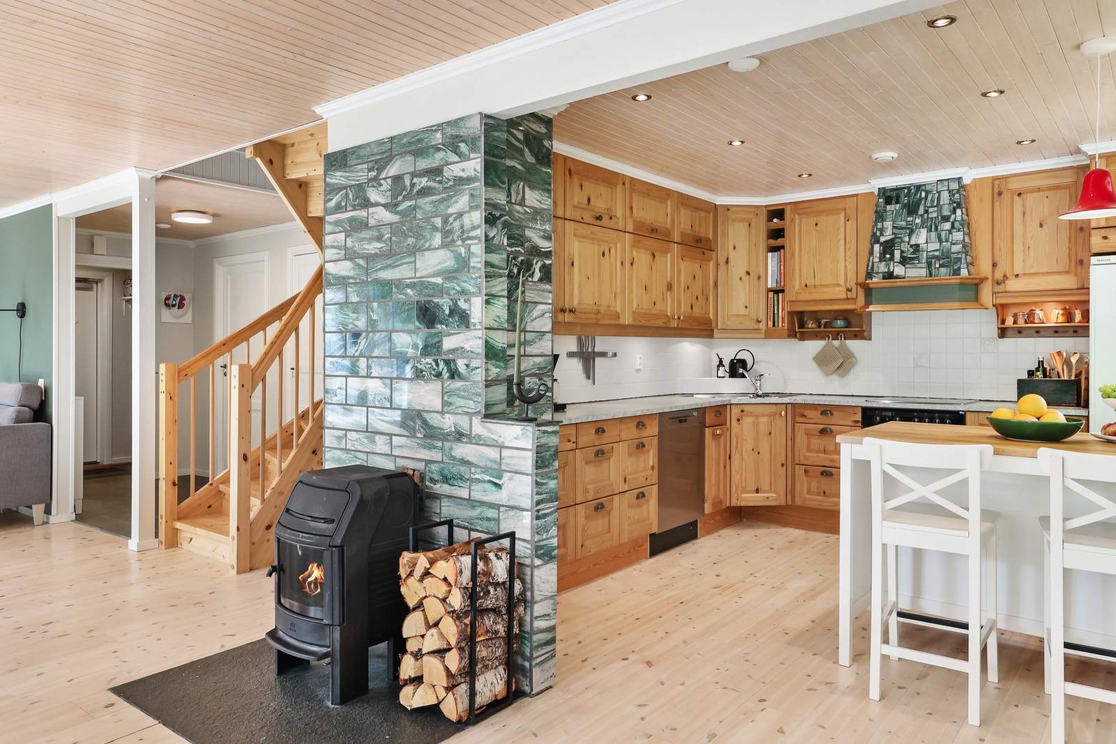 Kjøkkenet har integrerte hvitevarer, og benkeplatene gir god arbeidsflate for alt fra hverdagsmiddager til mer omfattende matprosjekter. Galleribilde