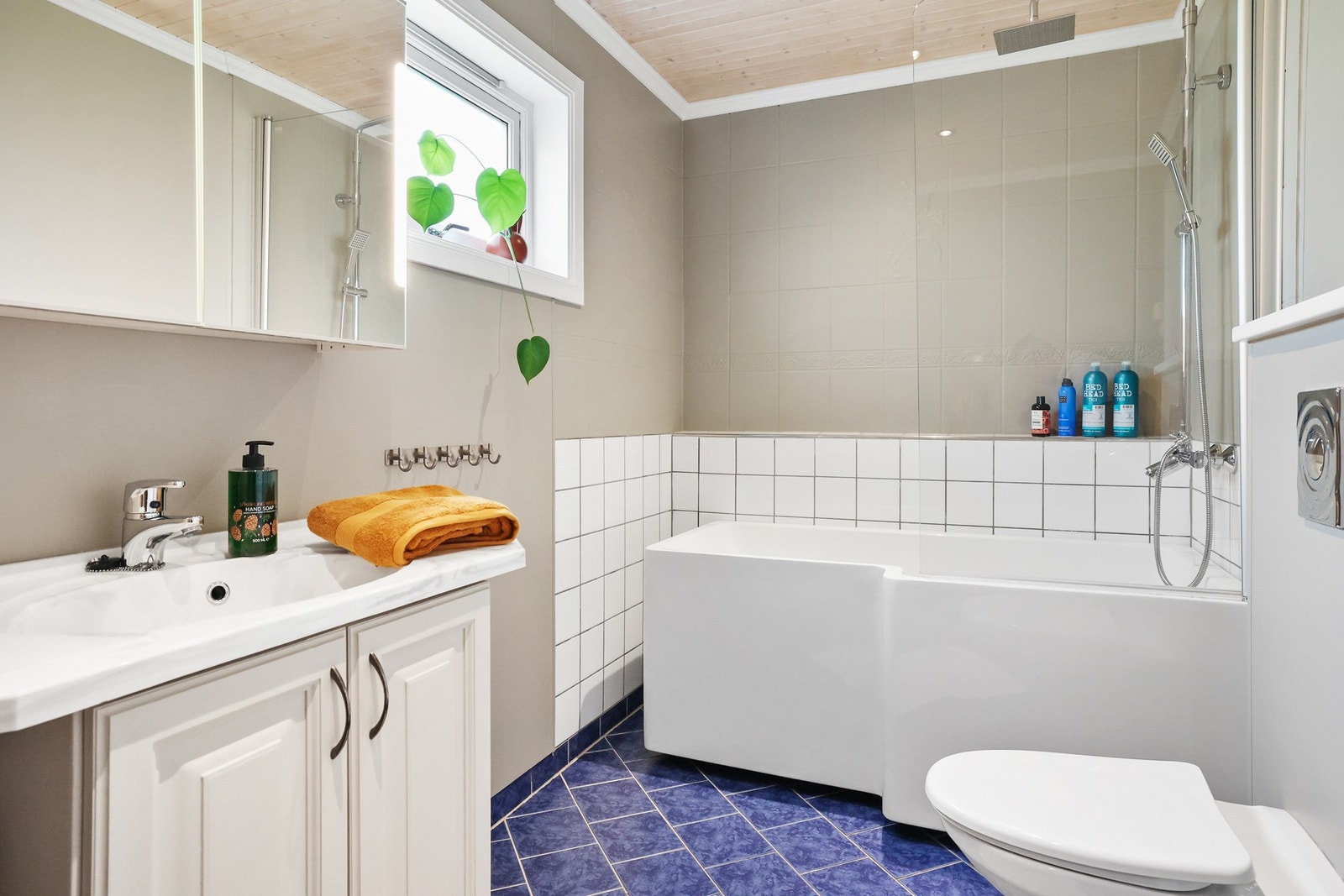 Bad med gulvvarme, som gir ekstra komfort i hverdagen. Badet er helfliset. Galleribilde