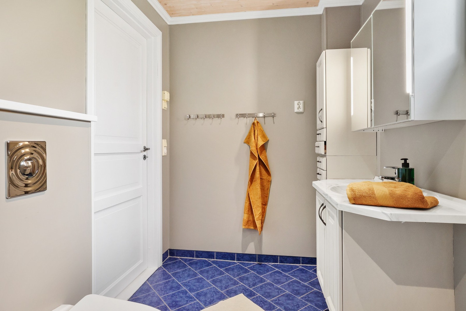 I tillegg er det badekar med dusj, servant og vegghengt toalett. Galleribilde