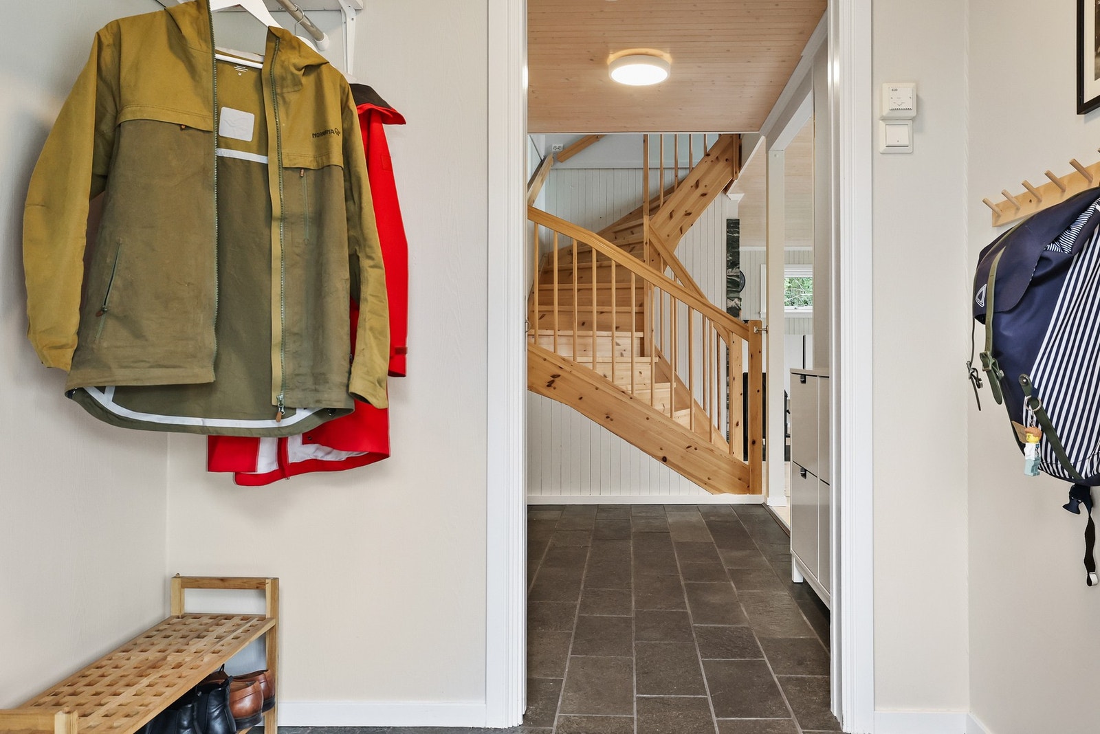 En innbydende entré som gir et godt førsteinntrykk av denne sjarmerende eneboligen. Galleribilde