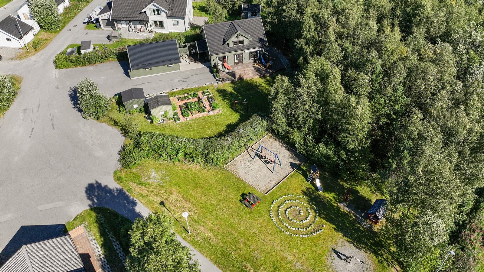 Dagligvarehandelen kan enkelt gjøres på Coop Extra eller Bunnpris Gourmet Bossekop, begge innen kort rekkevidde. AMFI Alta med sitt brede utvalg av butikker og servicetilbud er kun 7 minutter unna. Galleribilde