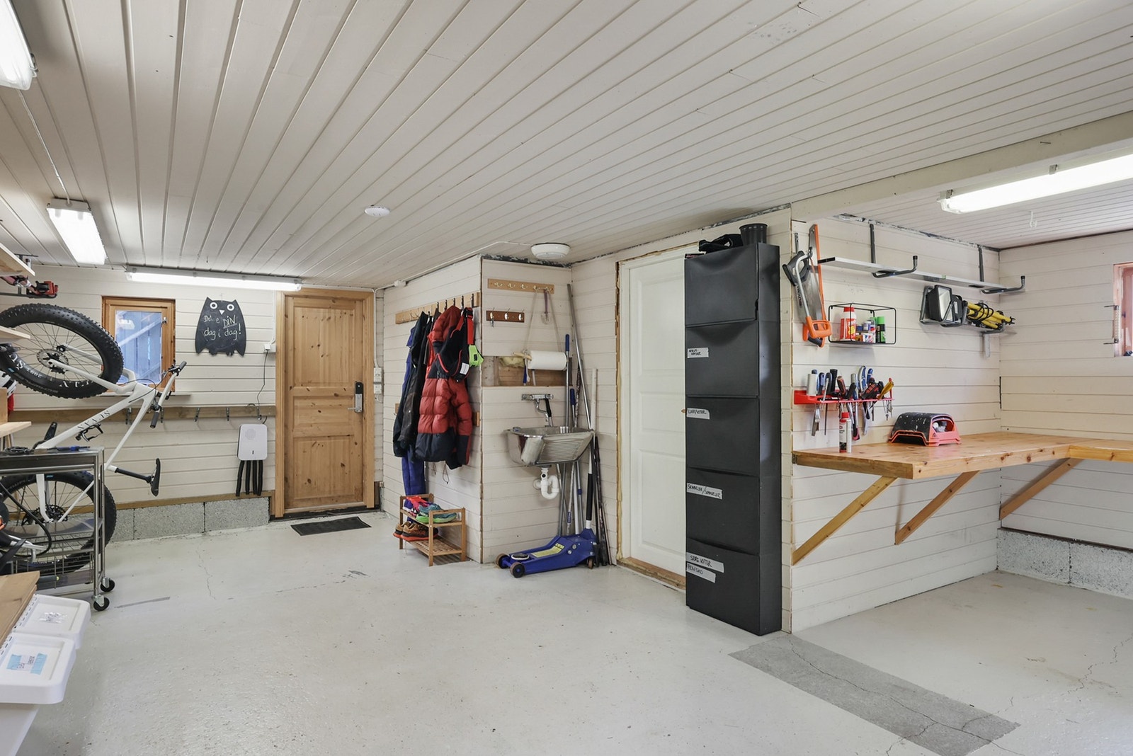 En av boligens store fordeler er den frittstående garasjen på 38 m², som gir god plass til lagring. Galleribilde