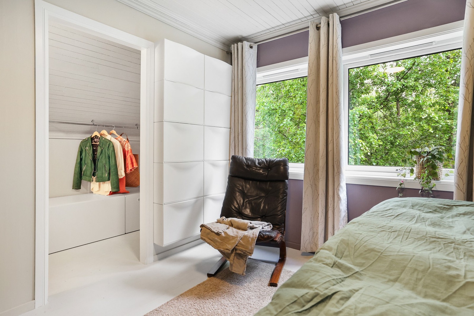 Store vinduer som slipper inn rikelig med dagslys. Galleribilde