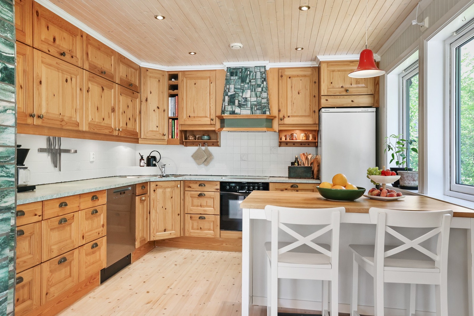 Kjøkkenet er en naturlig del av boligens oppholdsareal, med en åpen løsning som binder det sammen med stuen. Galleribilde