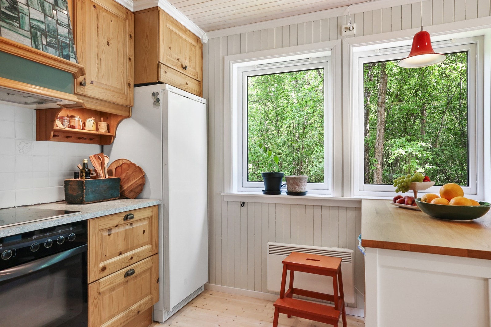 Her finner du en praktisk innredning med rikelig skap- og benkeplass, noe som gjør matlagingen både enkel og hyggelig. Galleribilde