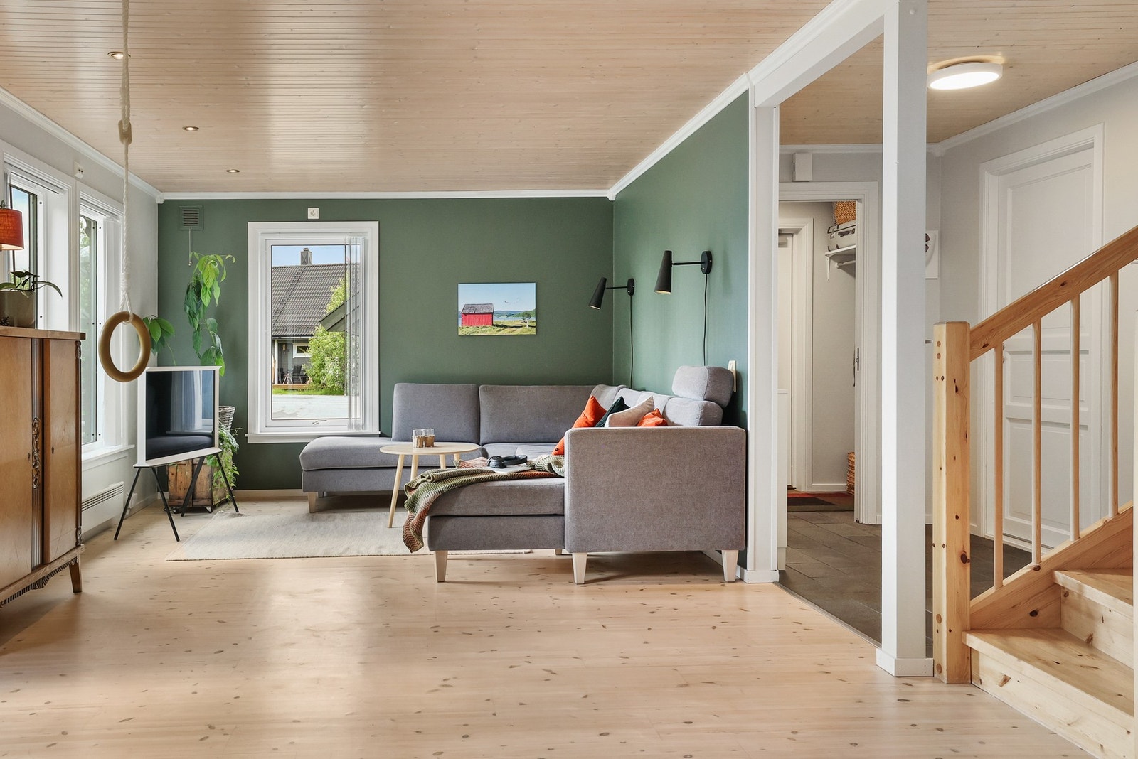 Rommet har god plass til en komfortabel sofagruppe og et spisebord, perfekt for hyggelige middager med familie og venner. Galleribilde