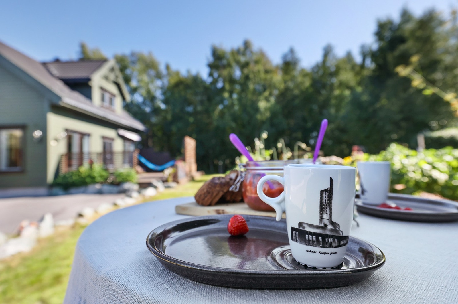 Perfekt plass for å nye morgenkaffen i fint vær. Galleribilde