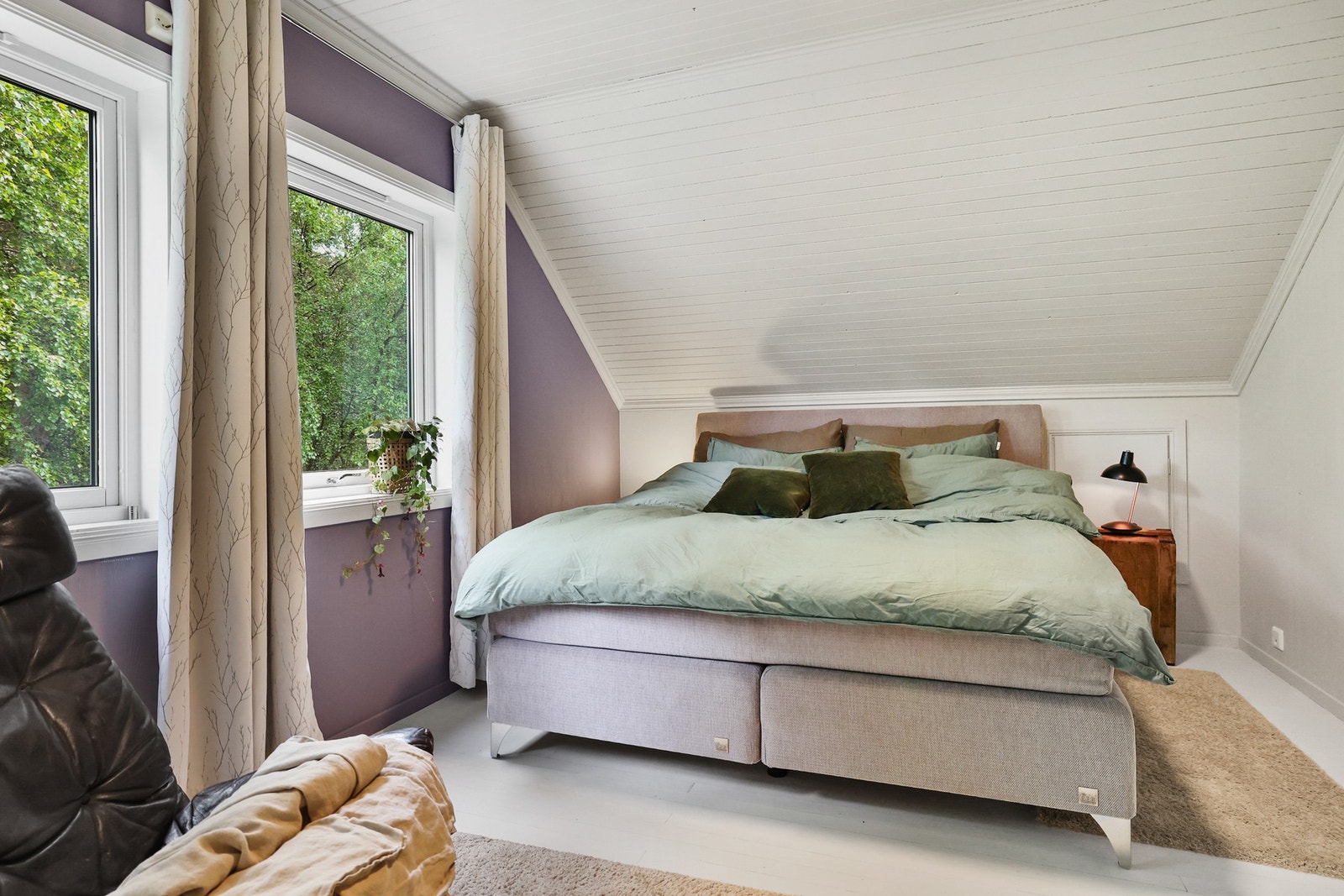 Hovedsoverommet i loftsetasjen er romslig og har skråtak som gir rommet en koselig karakter. Galleribilde