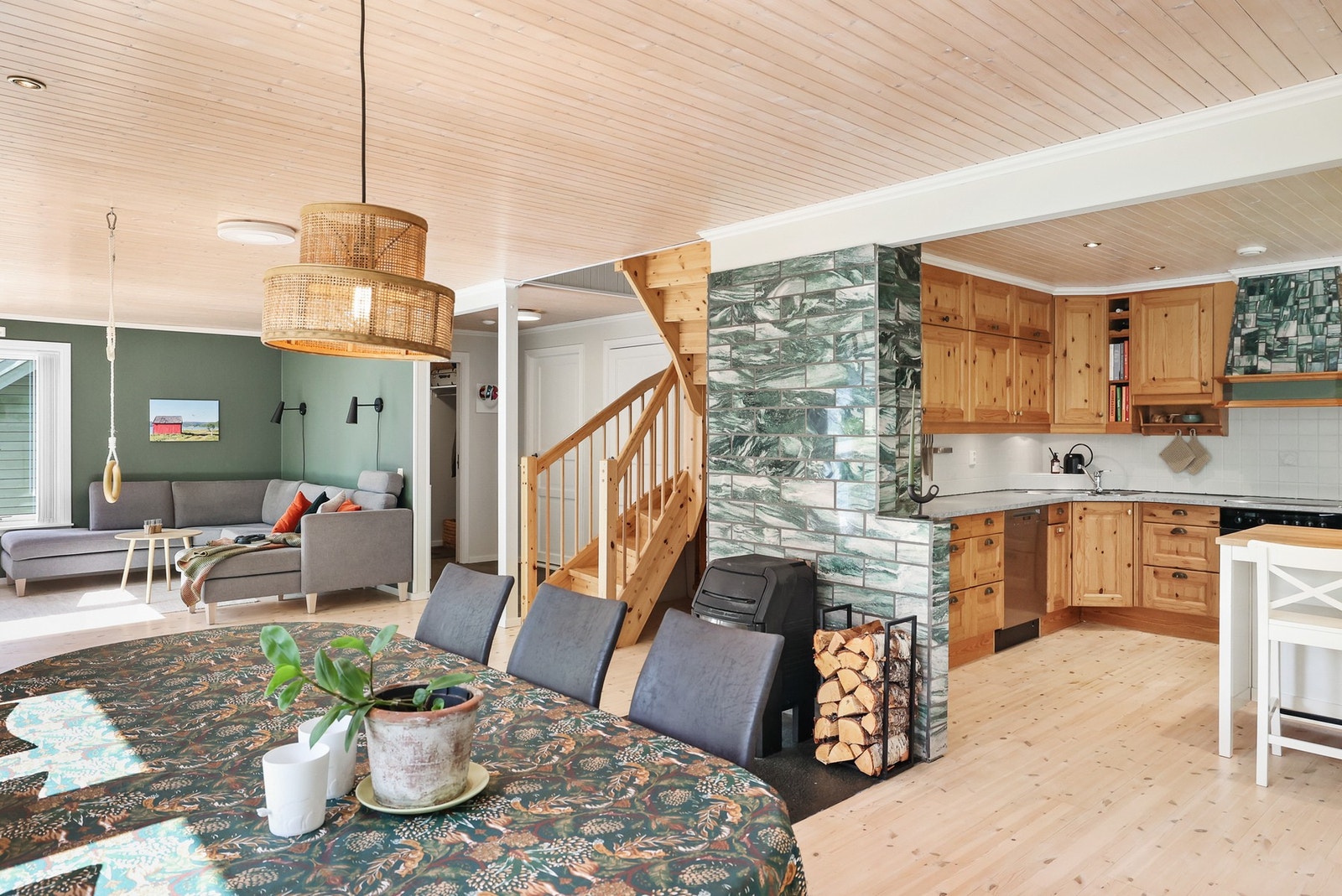 De lyse flatene og spotbelysningen i taket skaper en behagelig atmosfære. Galleribilde