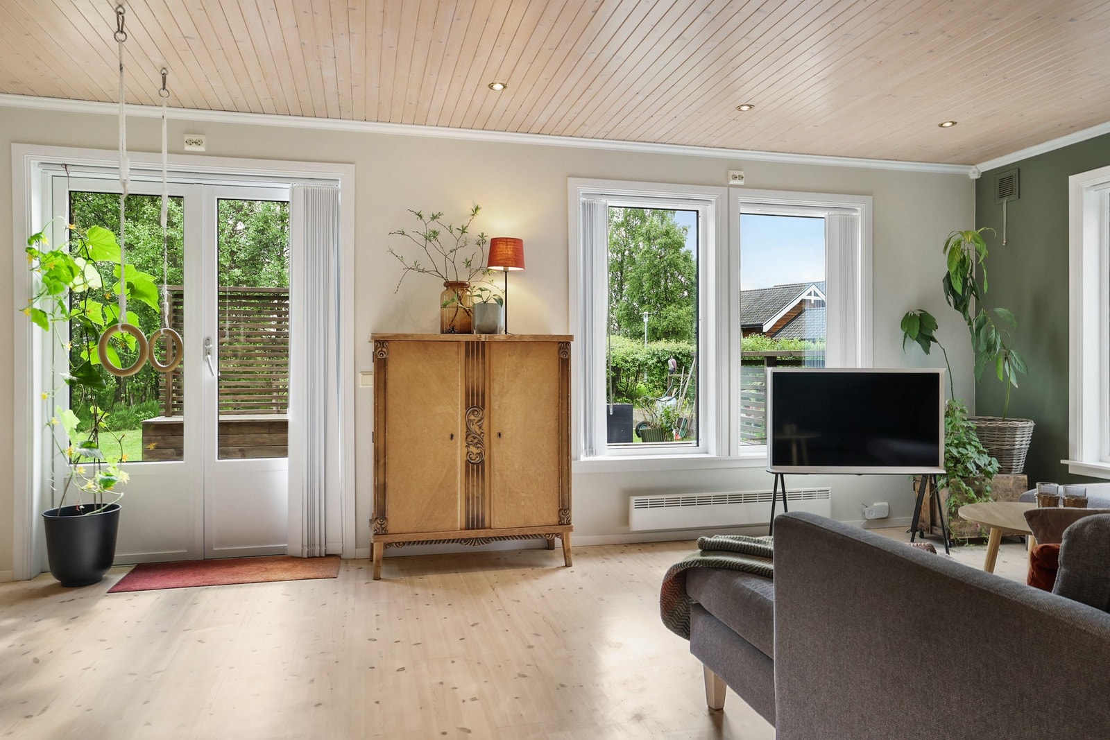 Store vinduer slipper inn rikelig med dagslys og gir en herlig utsikt mot grønne omgivelser. Galleribilde