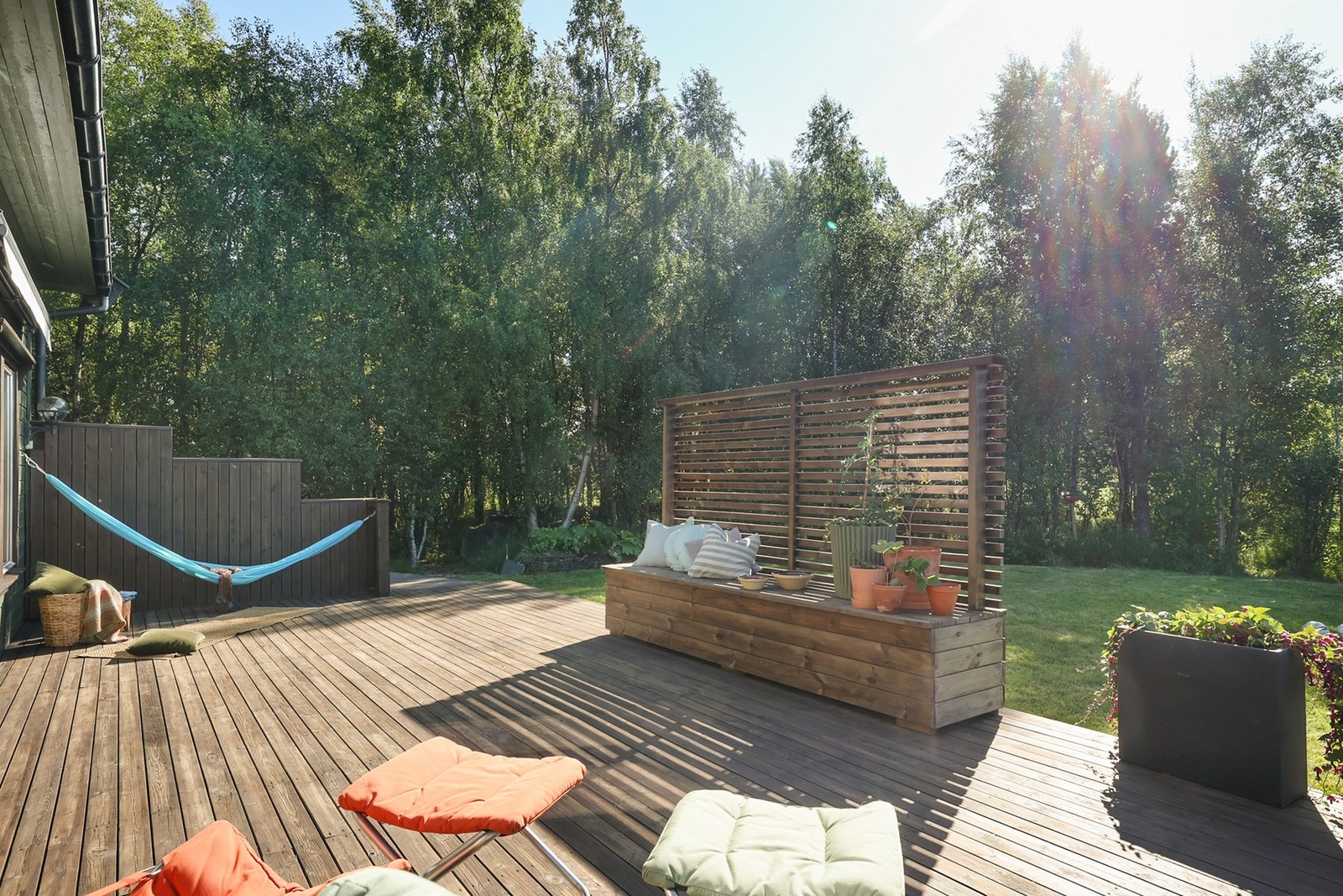 Her er det god plass til forskjellige utemøblement. Galleribilde