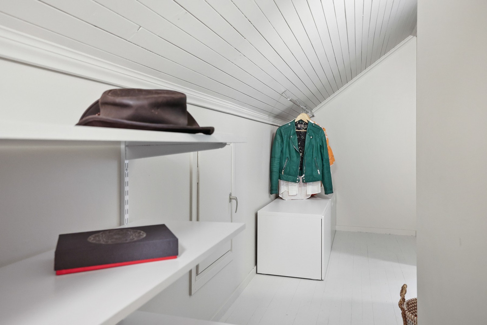 Her er det godemuligheter for garderobeløsninger eller et walk-in closet. Galleribilde